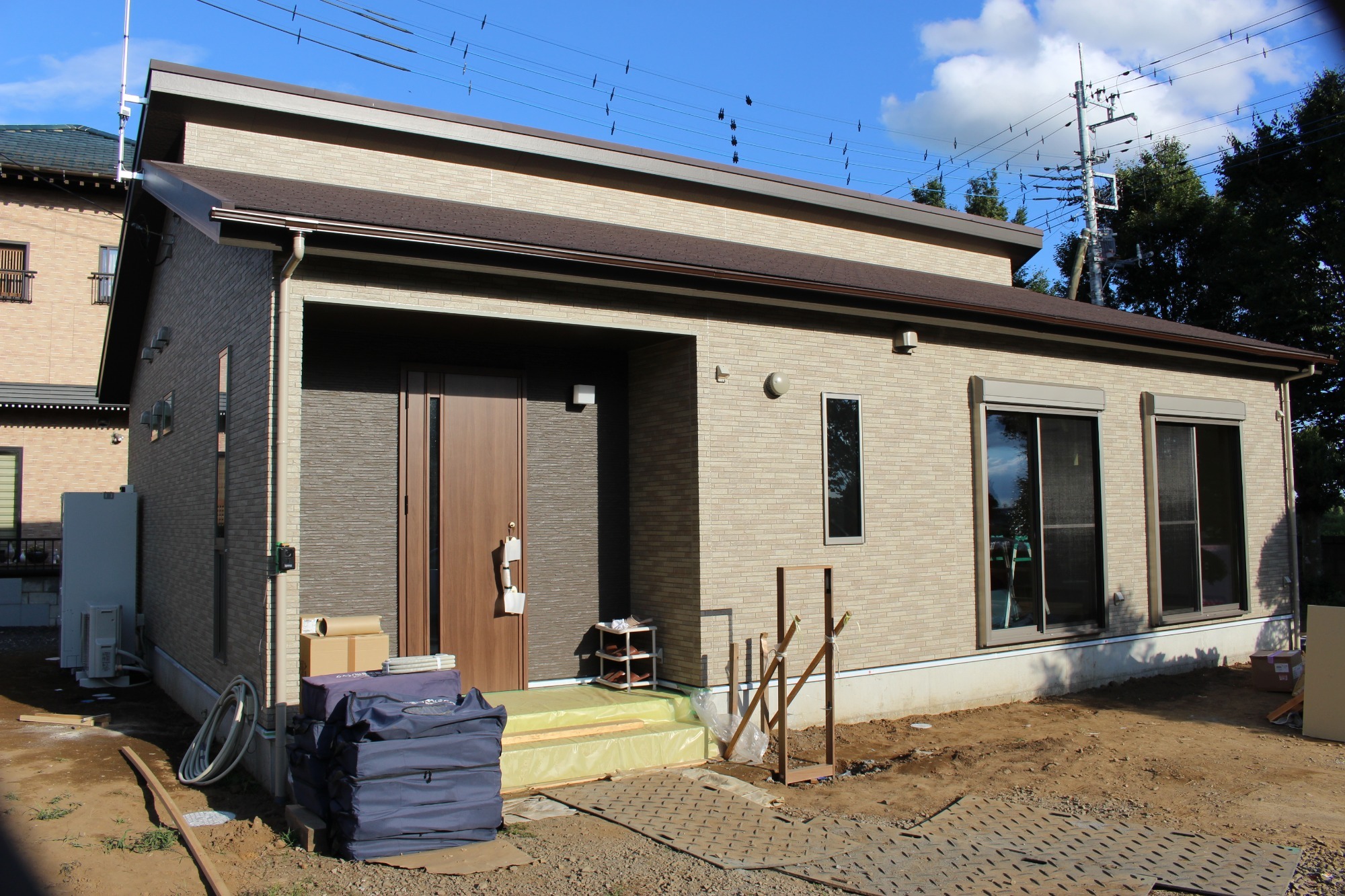 白と木のぬくもりがあたたかな片流れ屋根のお家