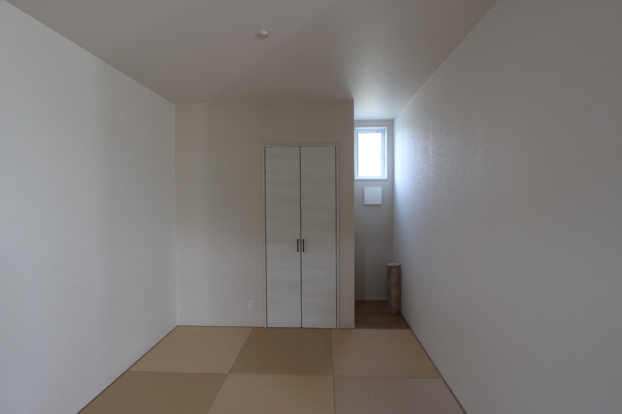 白と木のぬくもりがあたたかな片流れ屋根のお家
