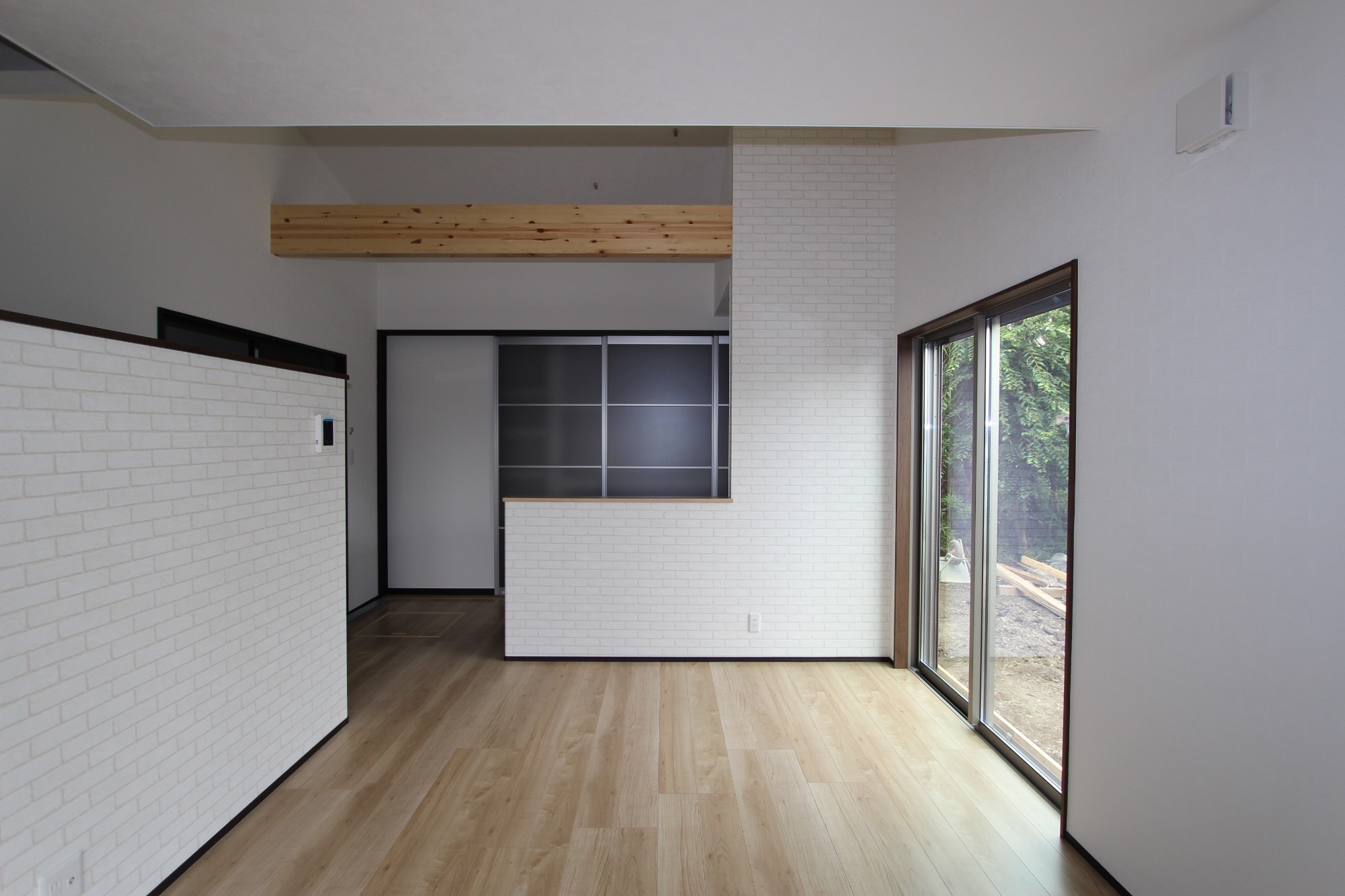 白と木のぬくもりがあたたかな片流れ屋根のお家