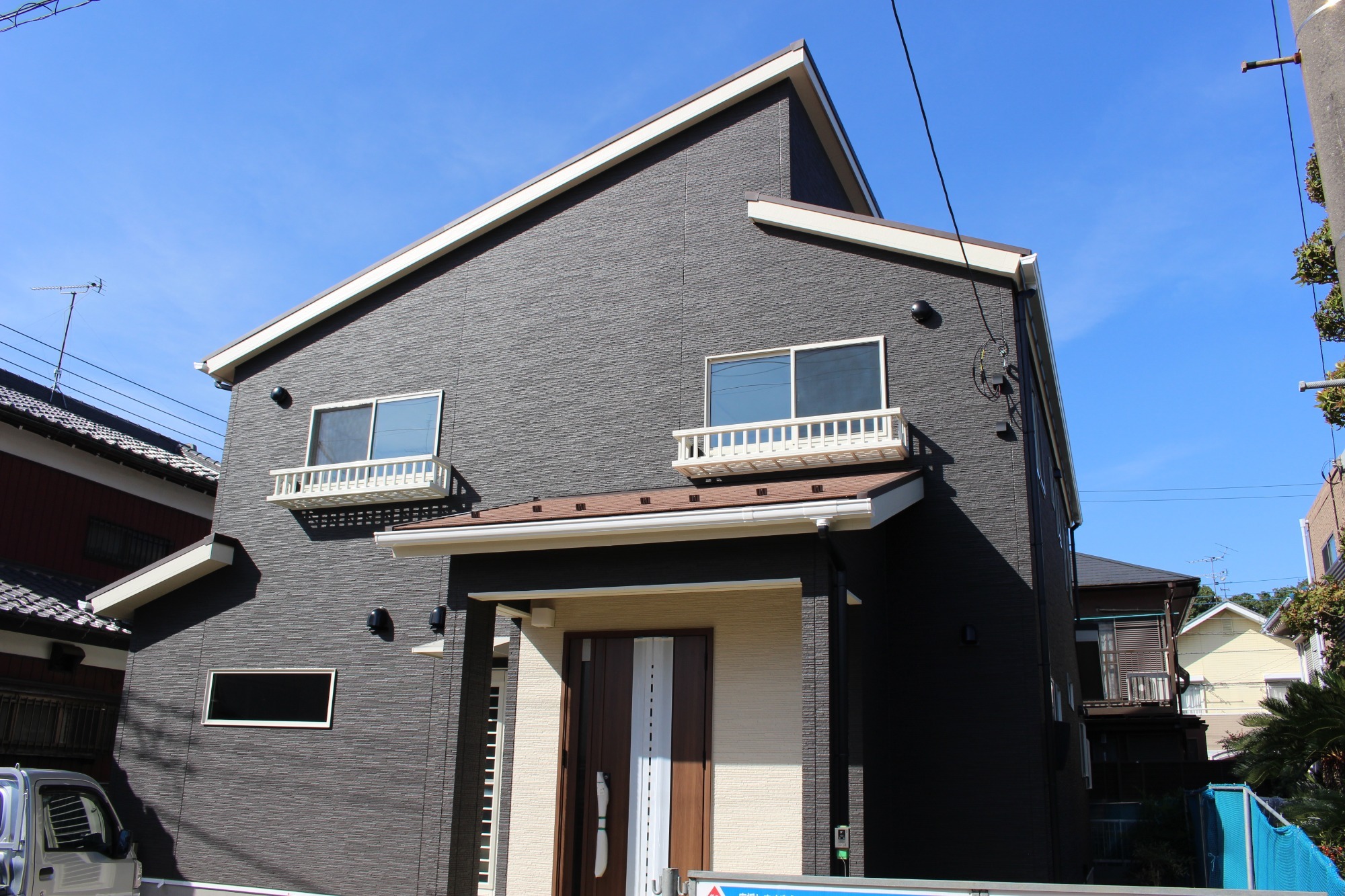 白と木のぬくもりがあたたかな片流れ屋根のお家