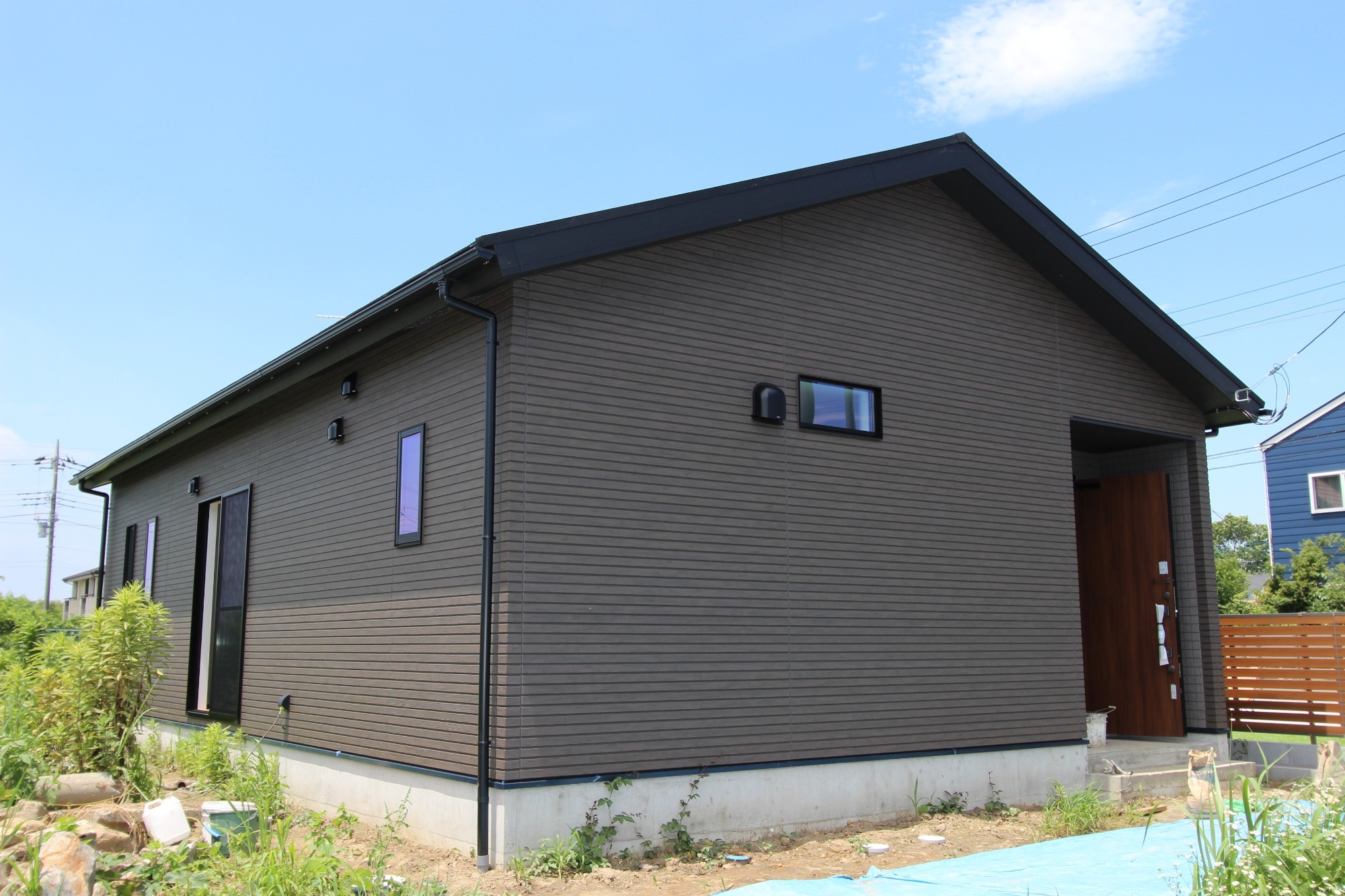 白と木のぬくもりがあたたかな片流れ屋根のお家