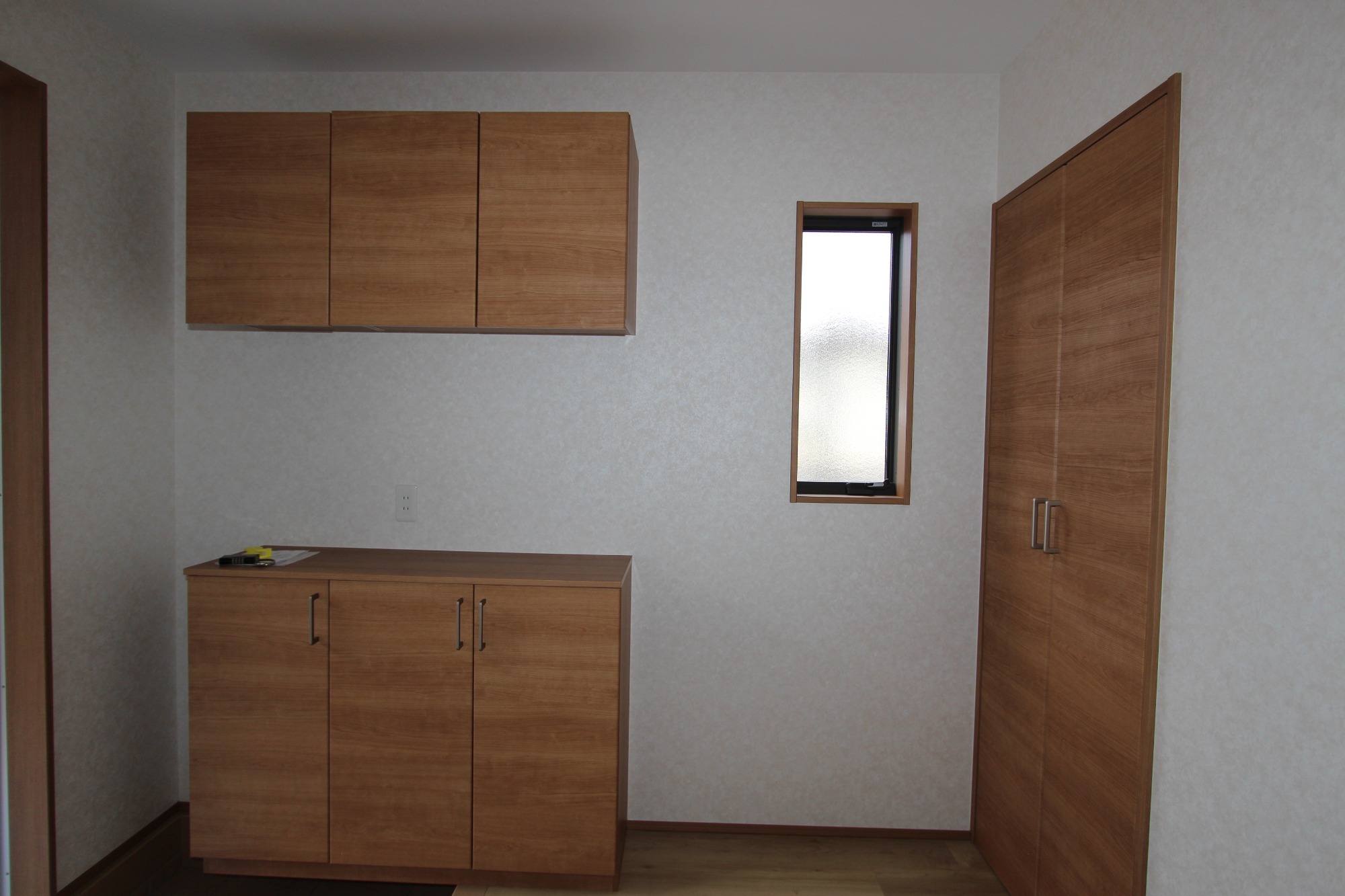 白と木のぬくもりがあたたかな片流れ屋根のお家
