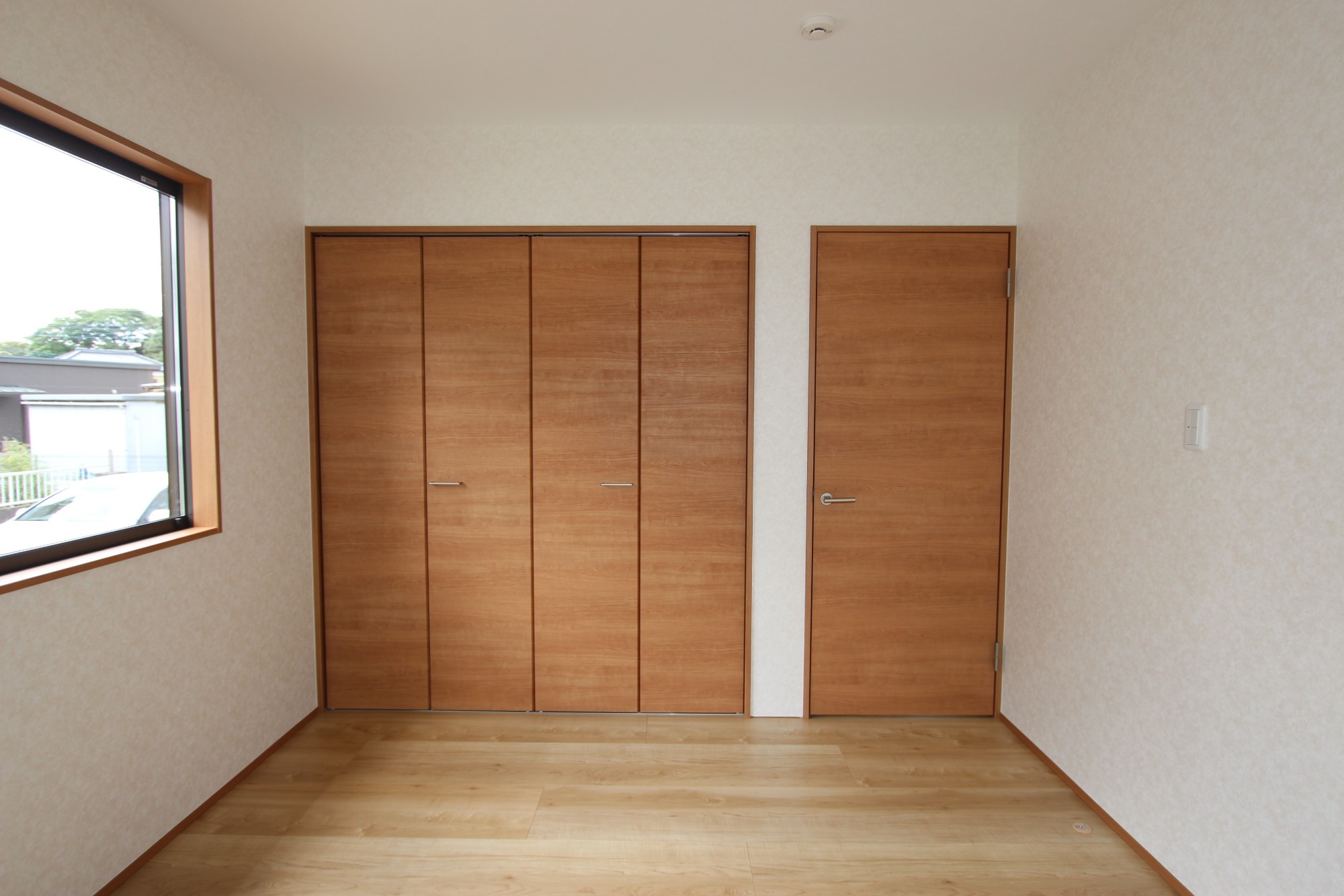 白と木のぬくもりがあたたかな片流れ屋根のお家