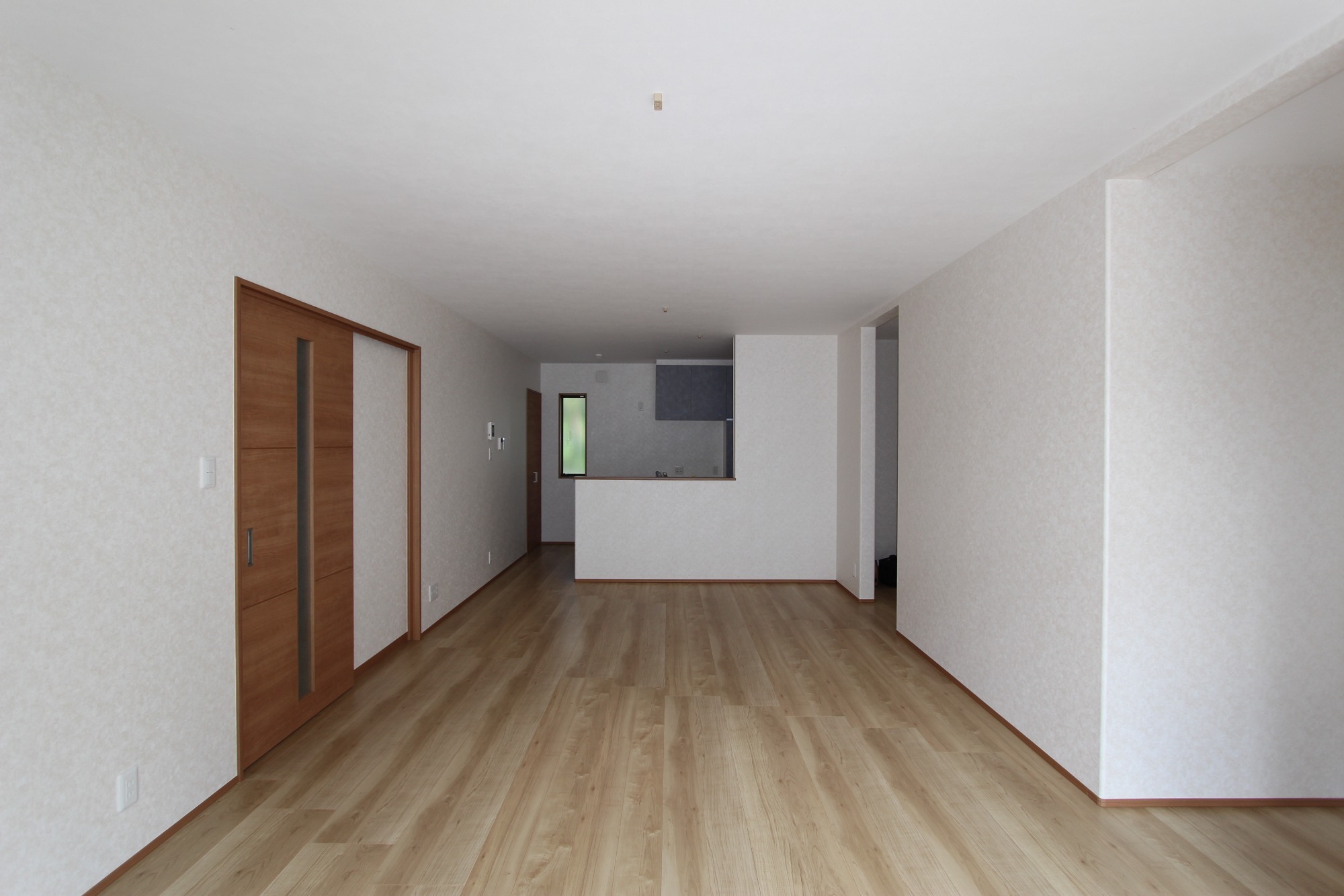 白と木のぬくもりがあたたかな片流れ屋根のお家