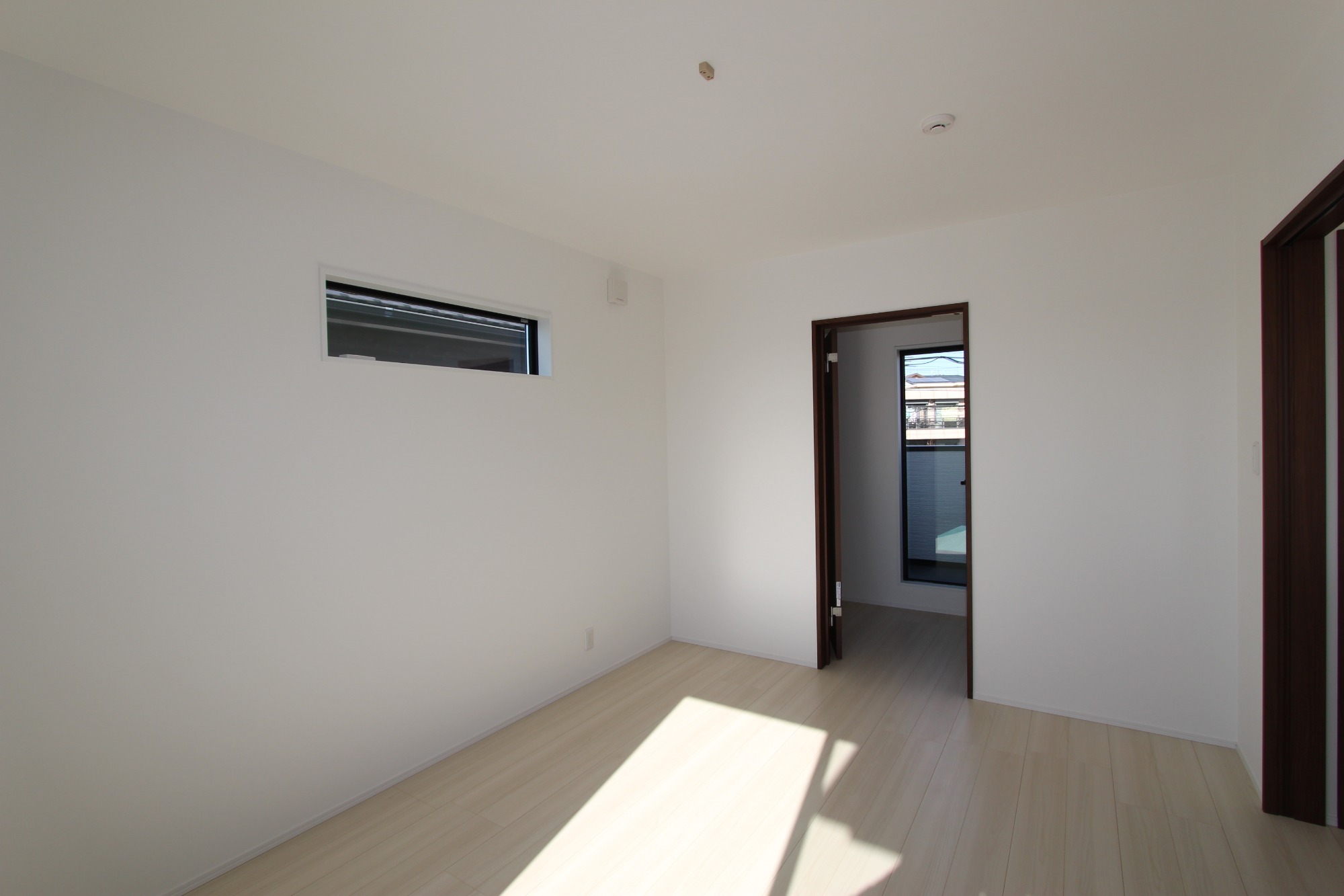 白と木のぬくもりがあたたかな片流れ屋根のお家