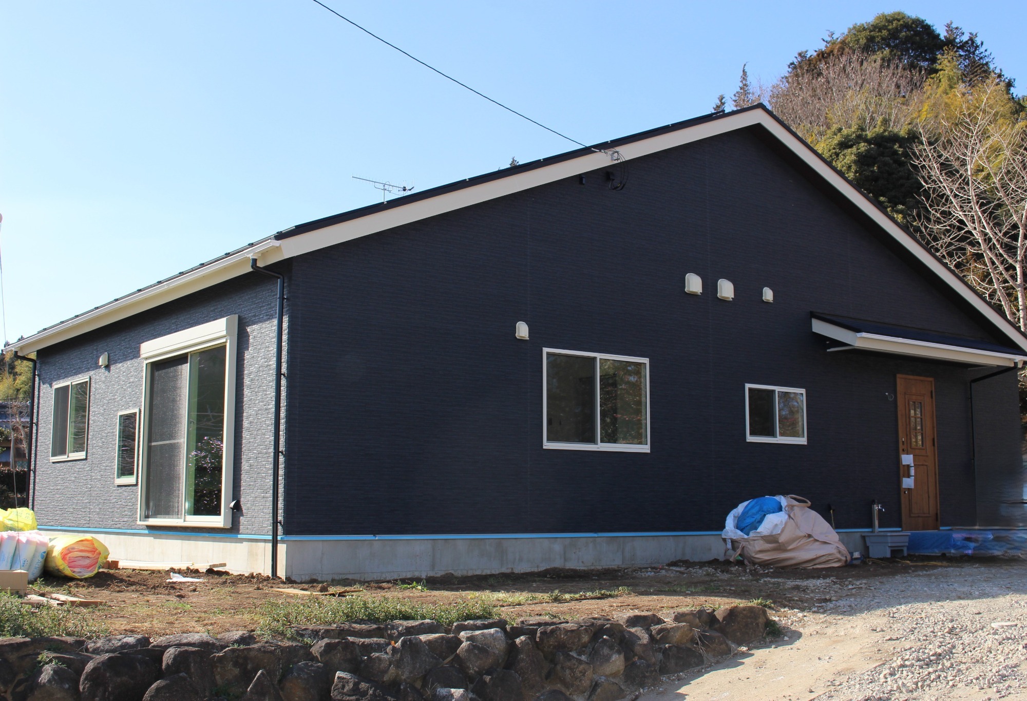 白と木のぬくもりがあたたかな片流れ屋根のお家