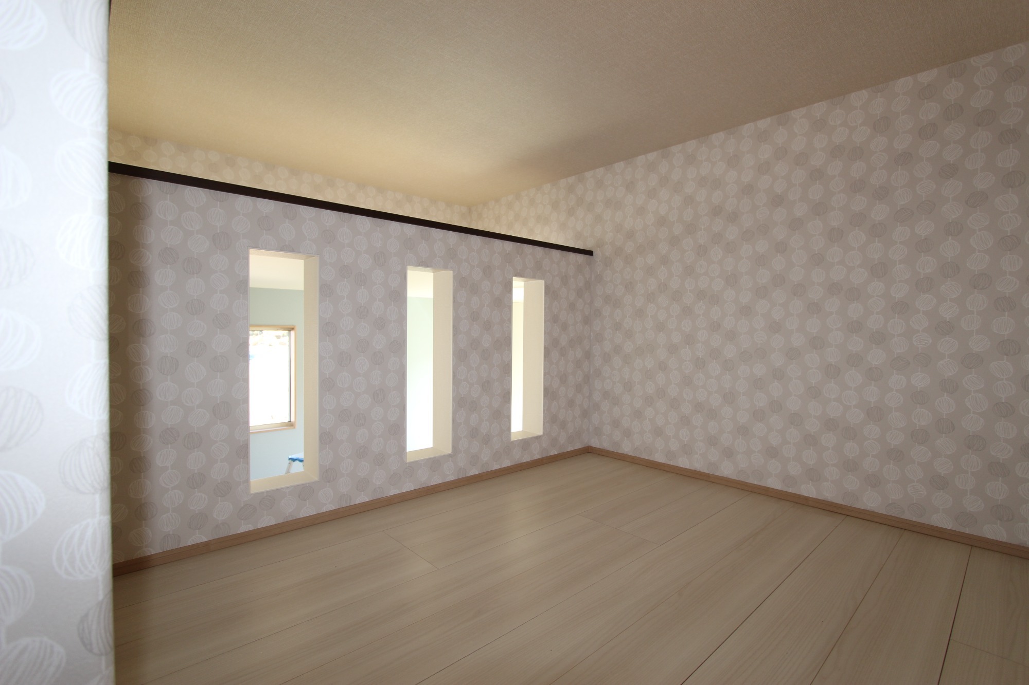 白と木のぬくもりがあたたかな片流れ屋根のお家