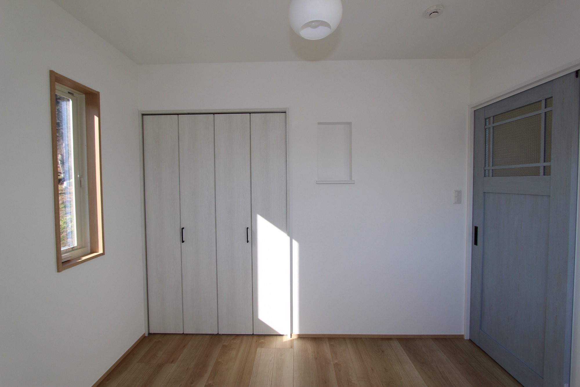 白と木のぬくもりがあたたかな片流れ屋根のお家