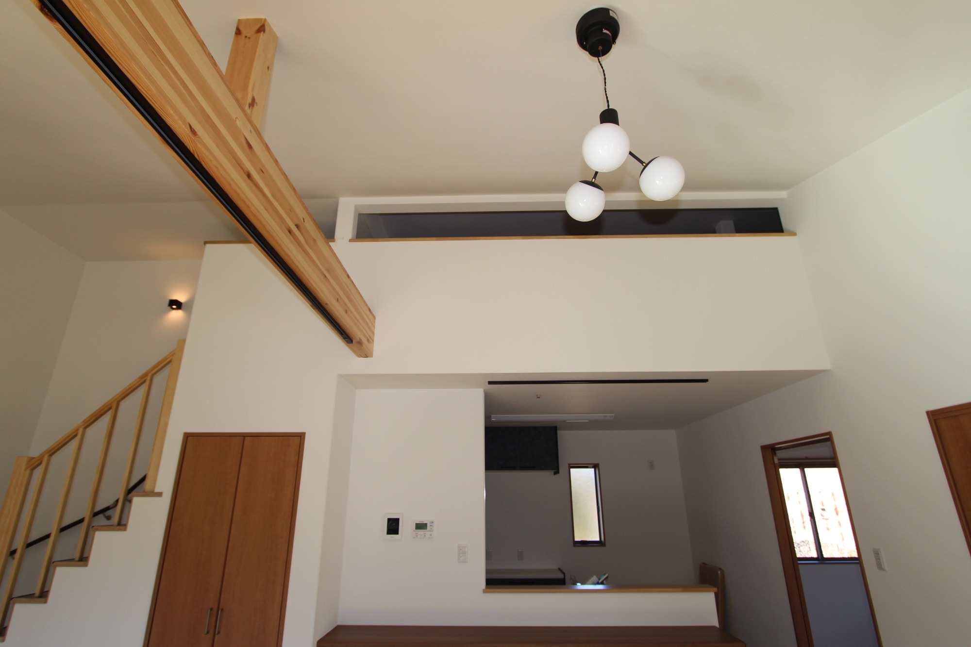 白と木のぬくもりがあたたかな片流れ屋根のお家