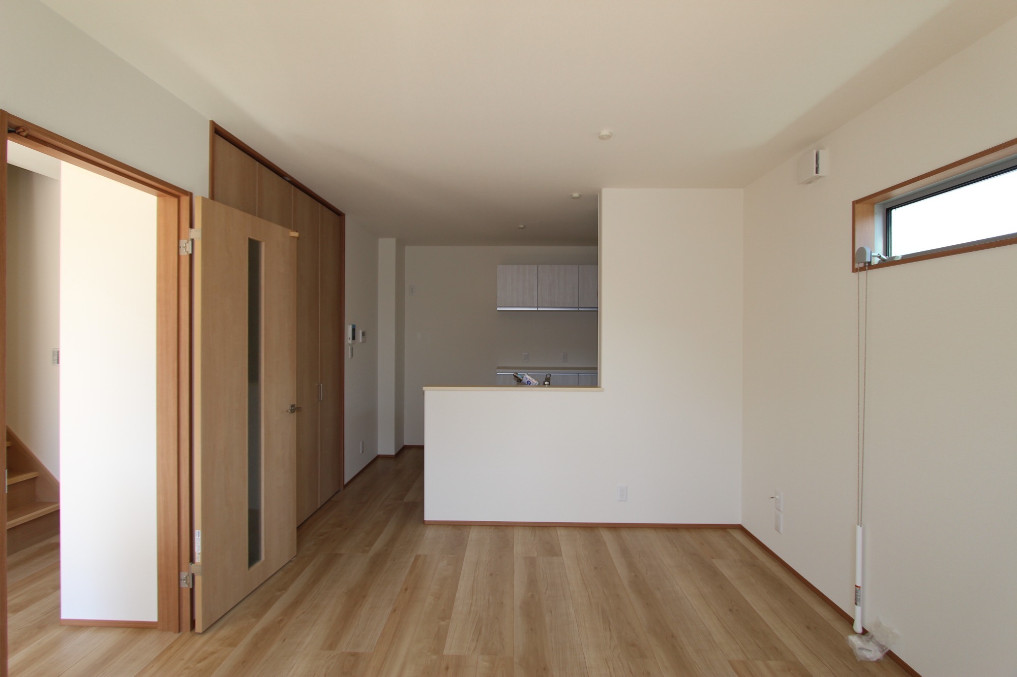 白と木のぬくもりがあたたかな片流れ屋根のお家