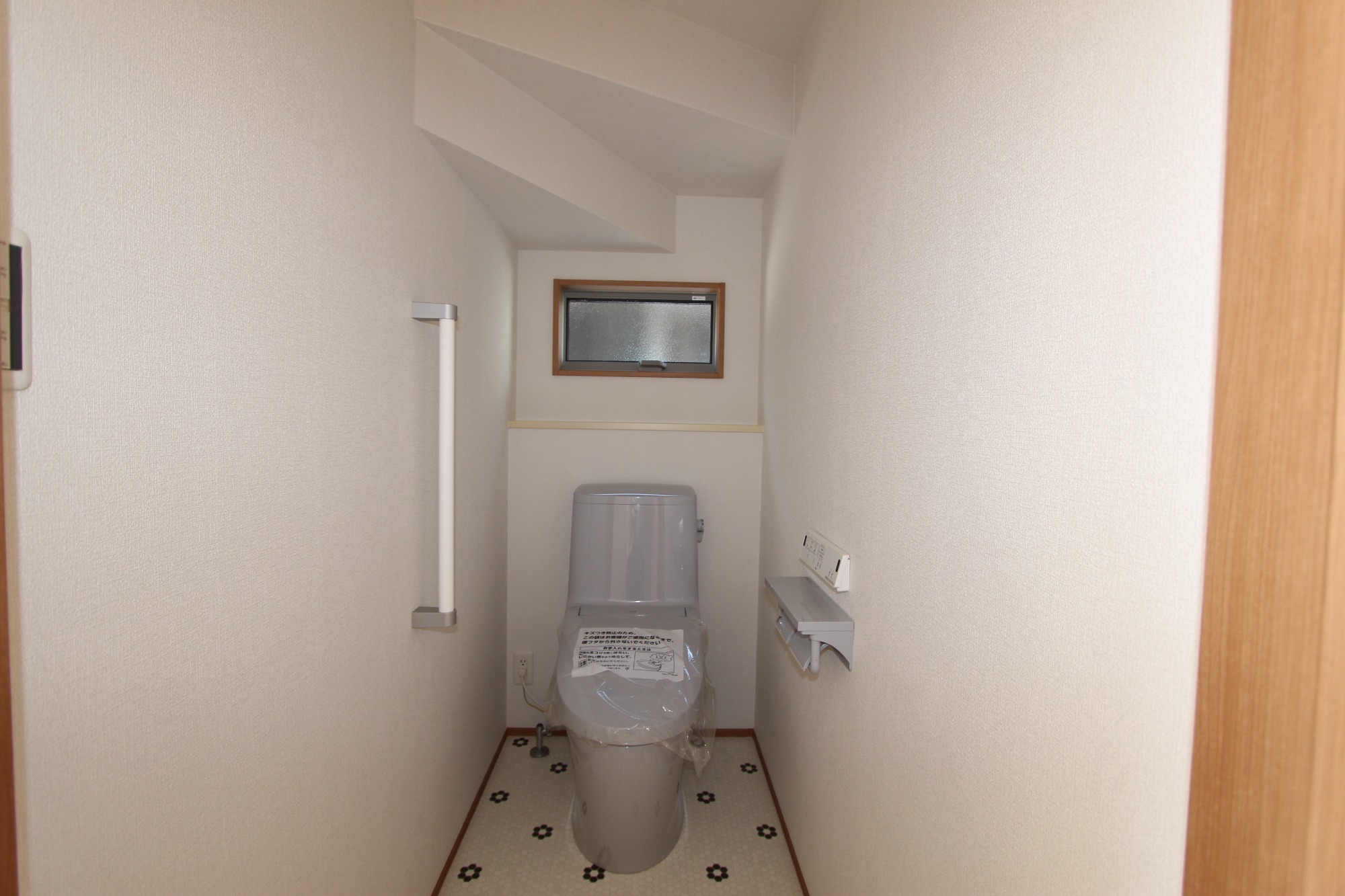 白と木のぬくもりがあたたかな片流れ屋根のお家
