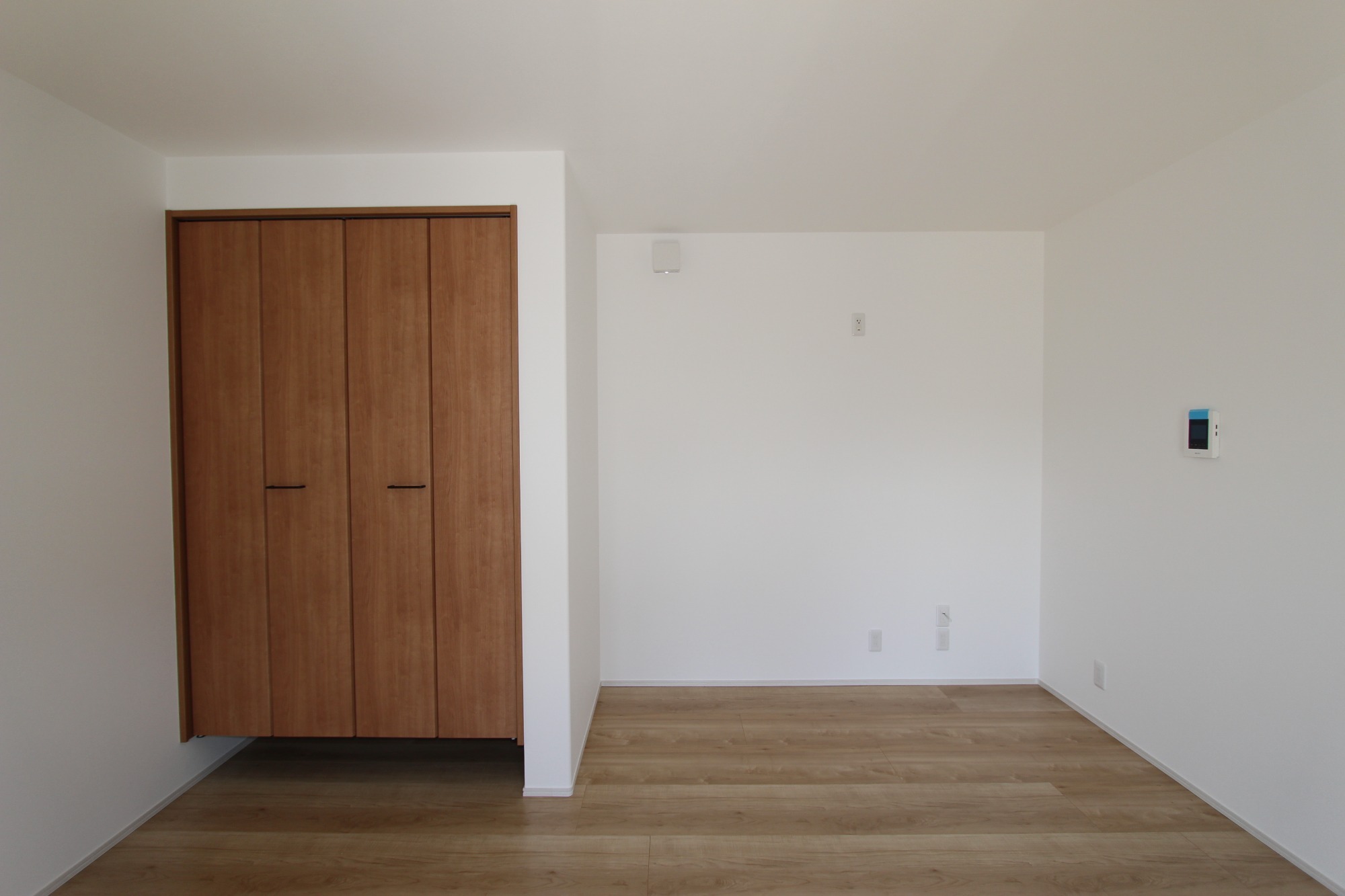 白と木のぬくもりがあたたかな片流れ屋根のお家