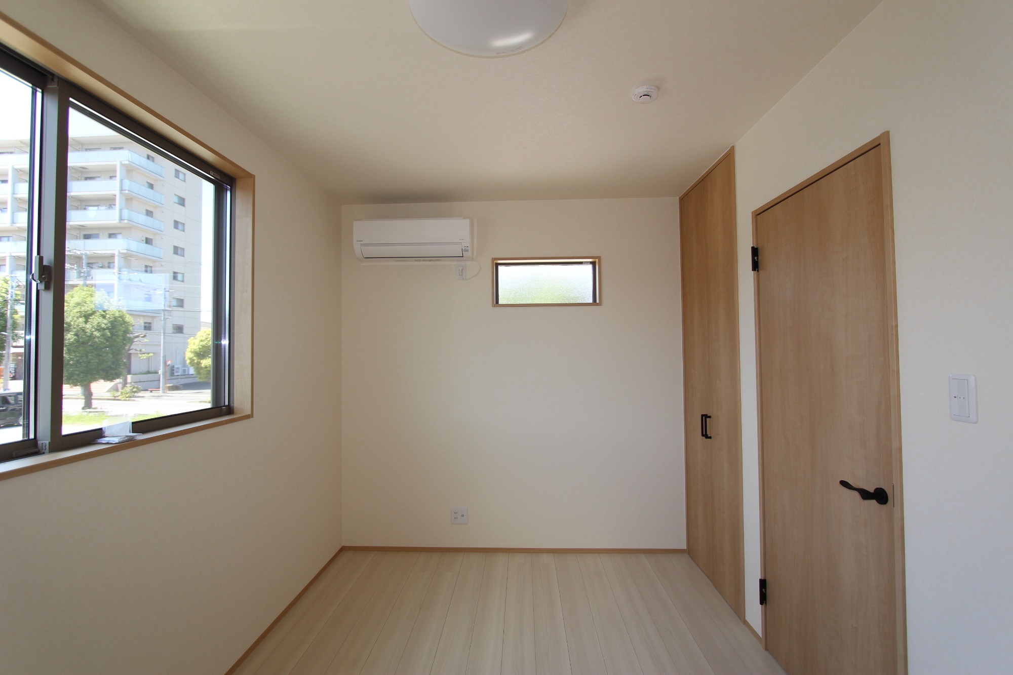 白と木のぬくもりがあたたかな片流れ屋根のお家