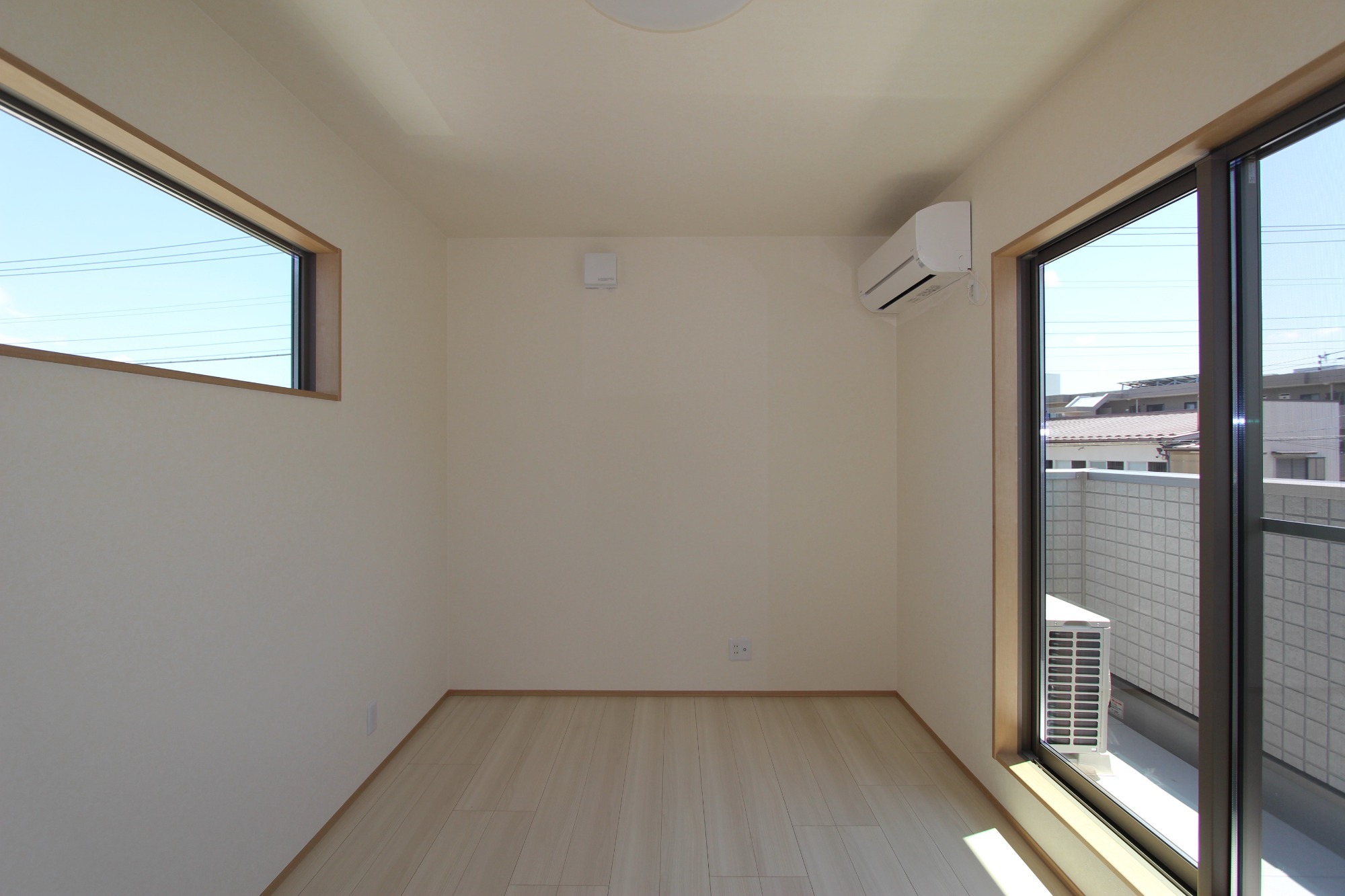 白と木のぬくもりがあたたかな片流れ屋根のお家