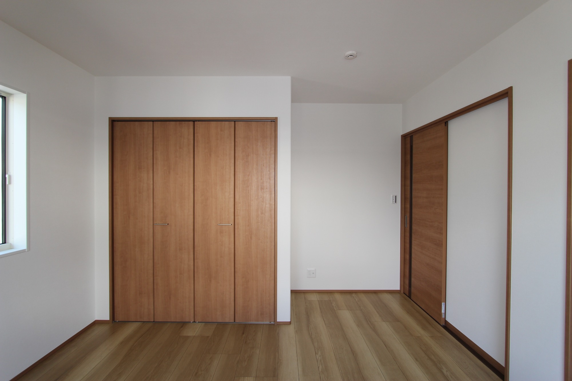 白と木のぬくもりがあたたかな片流れ屋根のお家