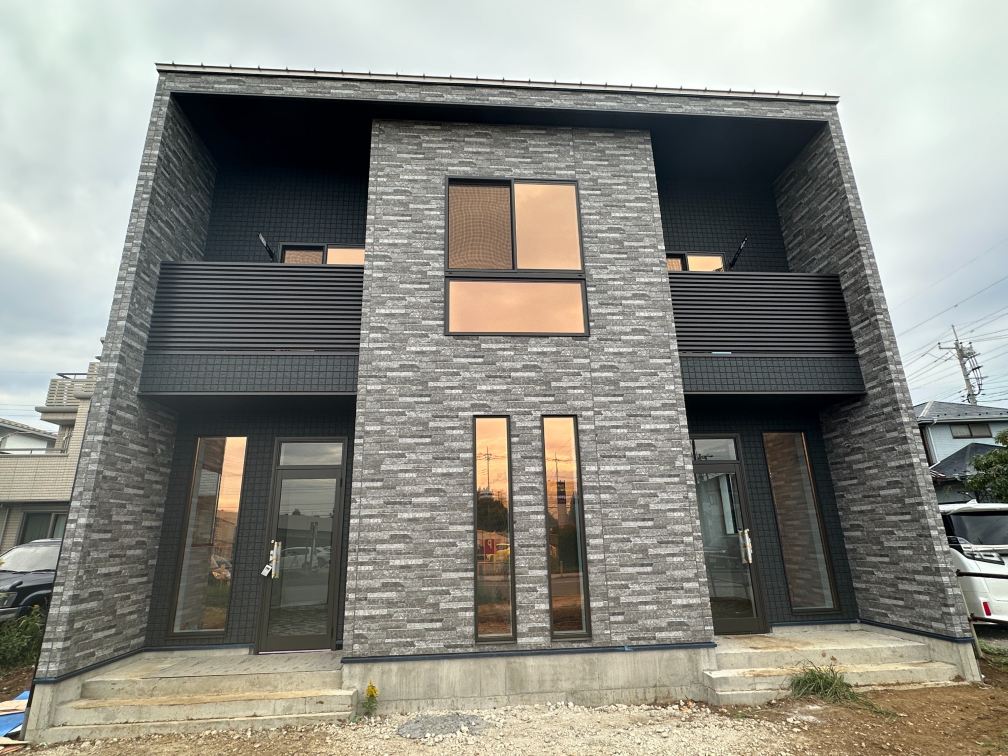 白と木のぬくもりがあたたかな片流れ屋根のお家