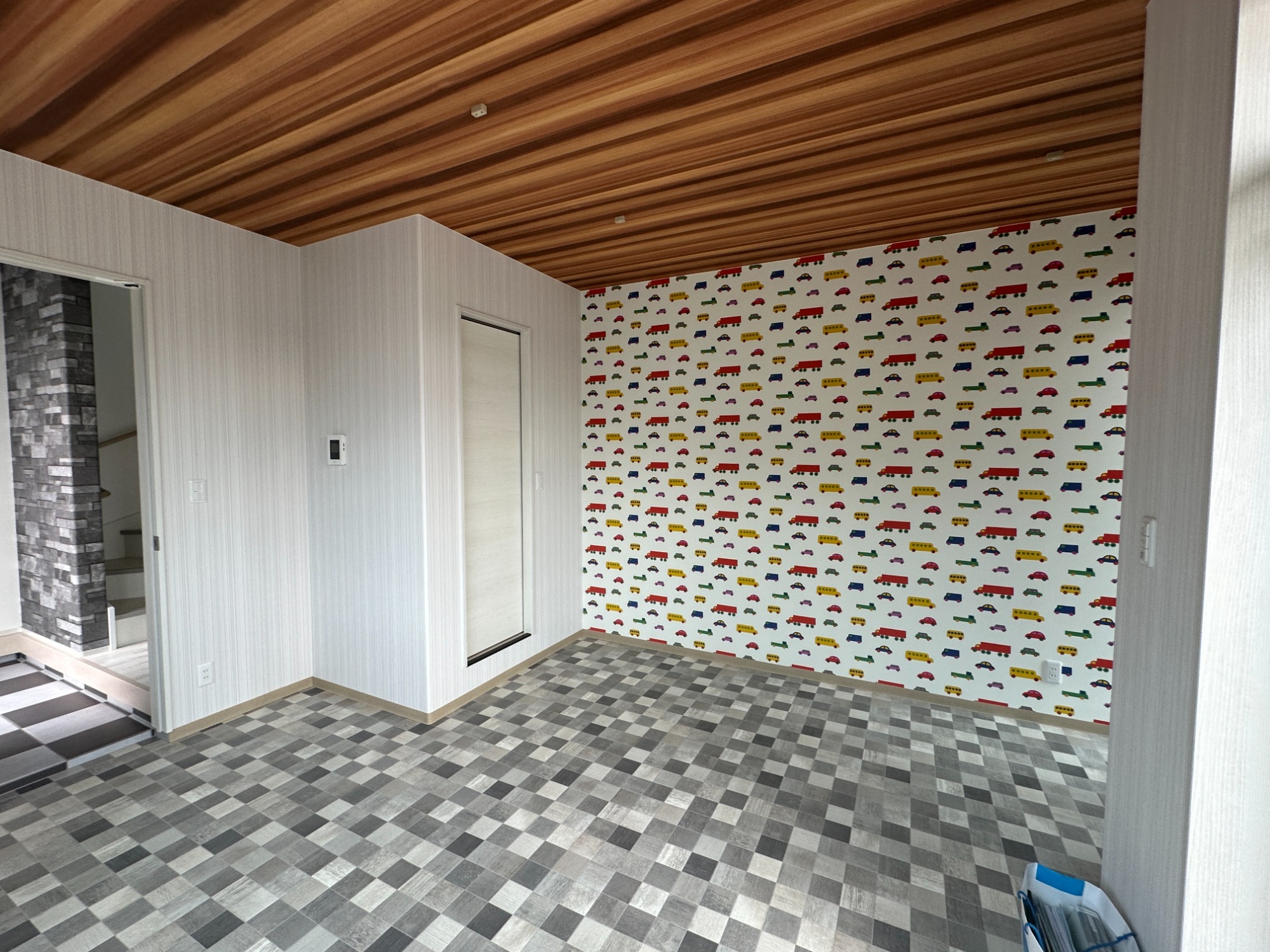 白と木のぬくもりがあたたかな片流れ屋根のお家