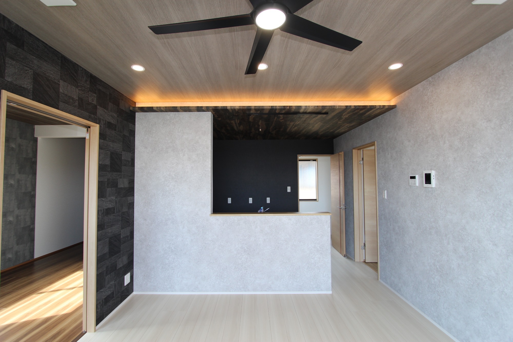 白と木のぬくもりがあたたかな片流れ屋根のお家