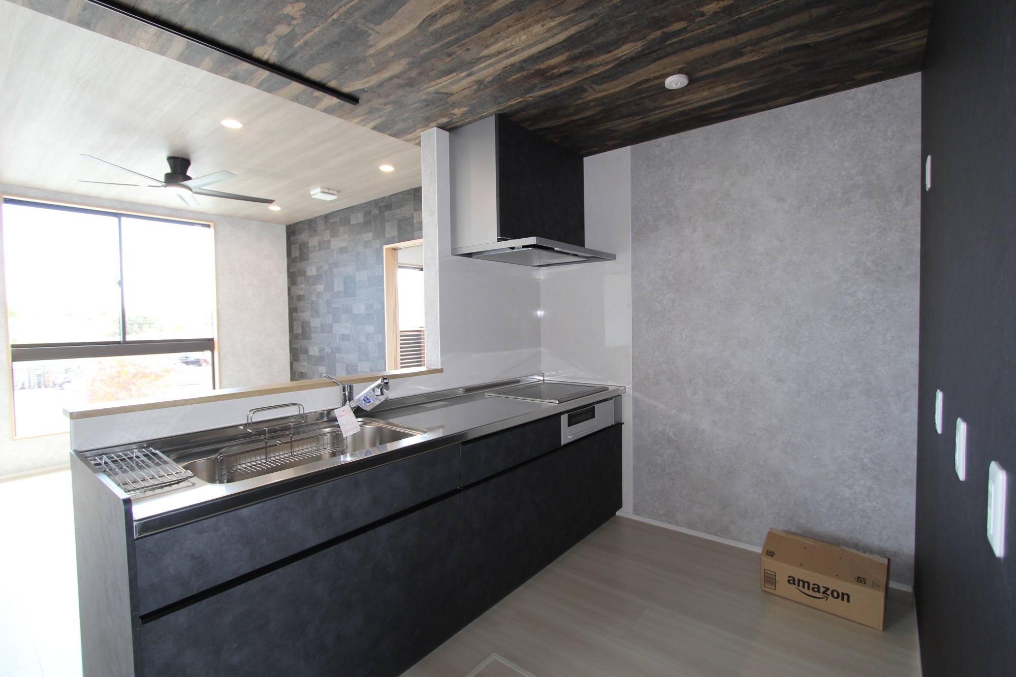 白と木のぬくもりがあたたかな片流れ屋根のお家