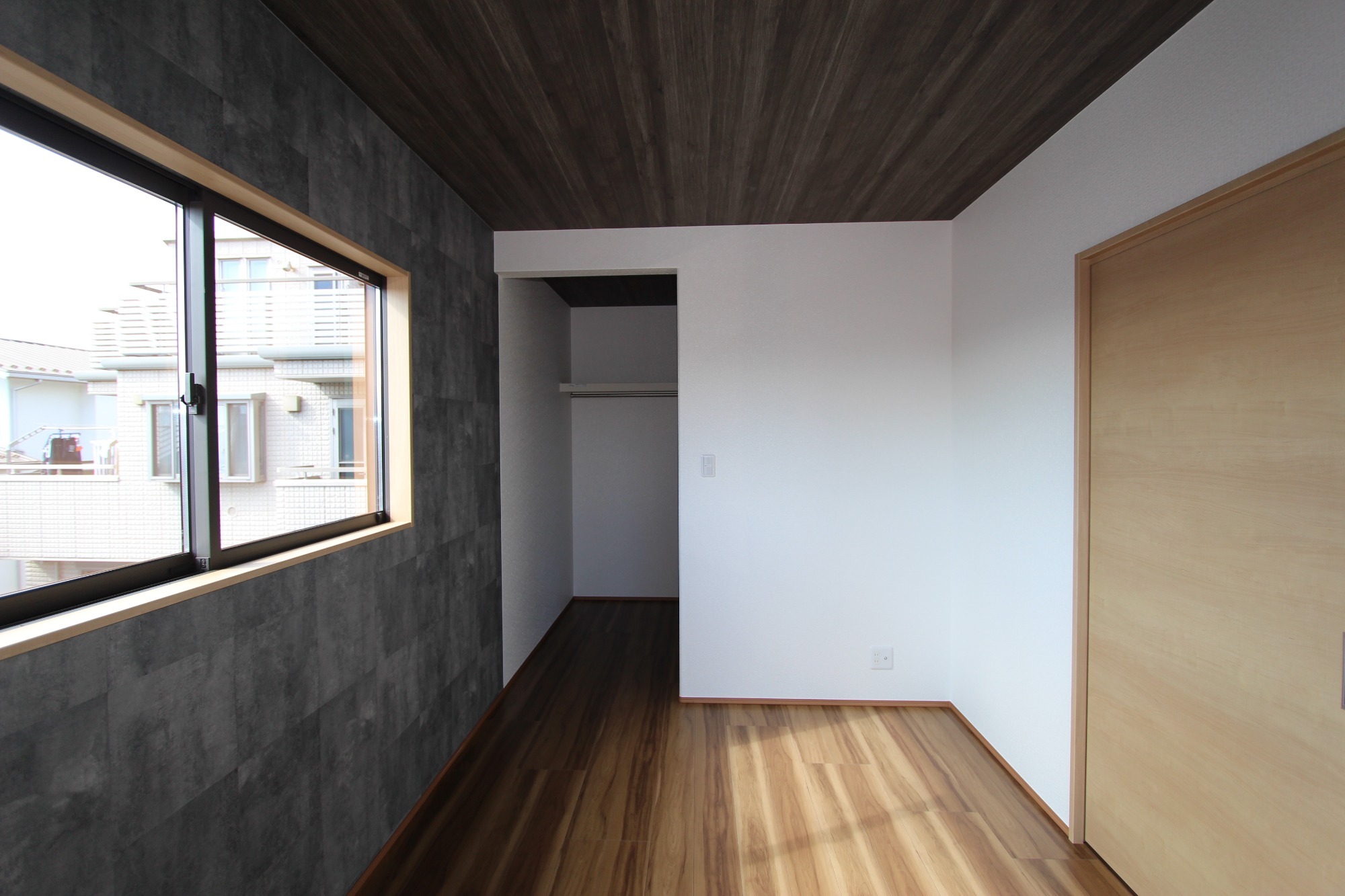 白と木のぬくもりがあたたかな片流れ屋根のお家