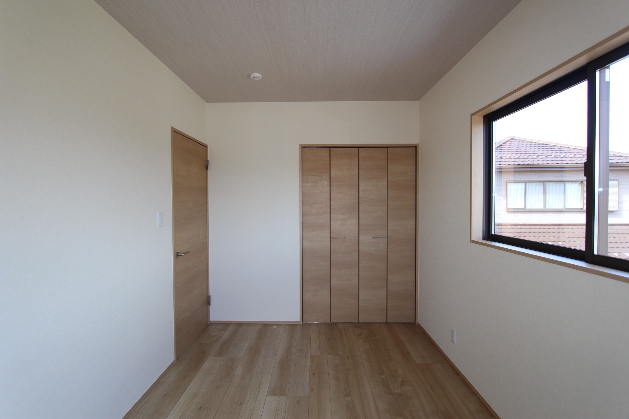 白と木のぬくもりがあたたかな片流れ屋根のお家