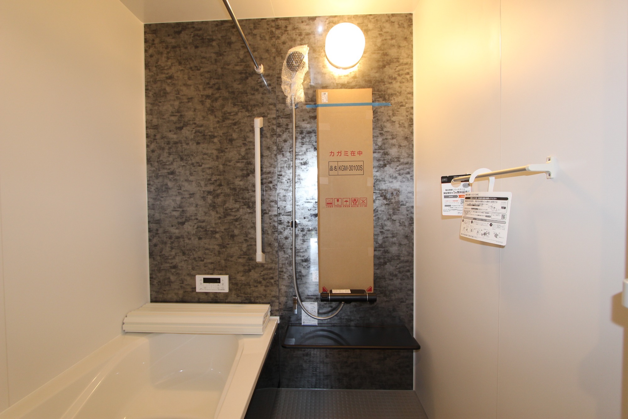 白と木のぬくもりがあたたかな片流れ屋根のお家