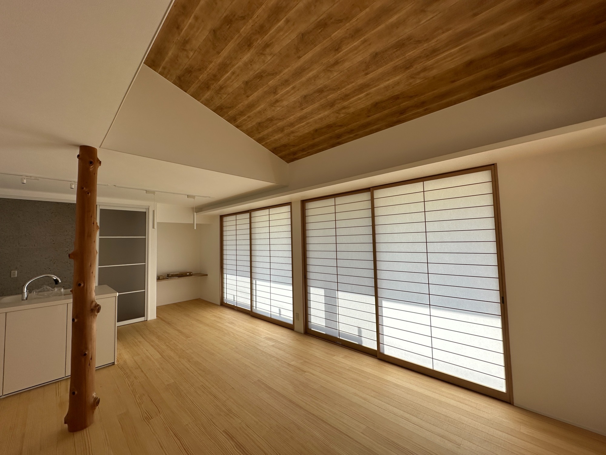 白と木のぬくもりがあたたかな片流れ屋根のお家