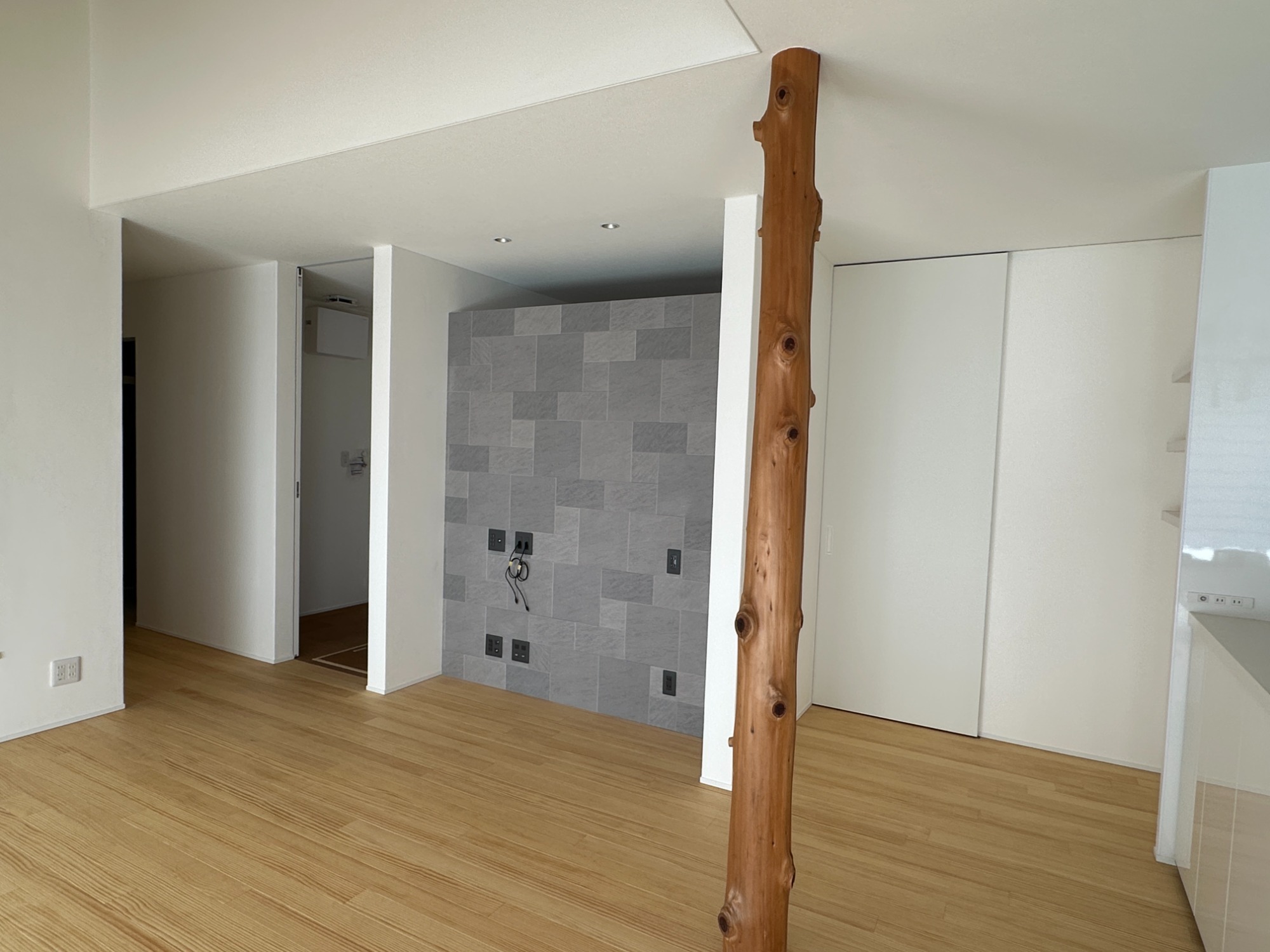 白と木のぬくもりがあたたかな片流れ屋根のお家