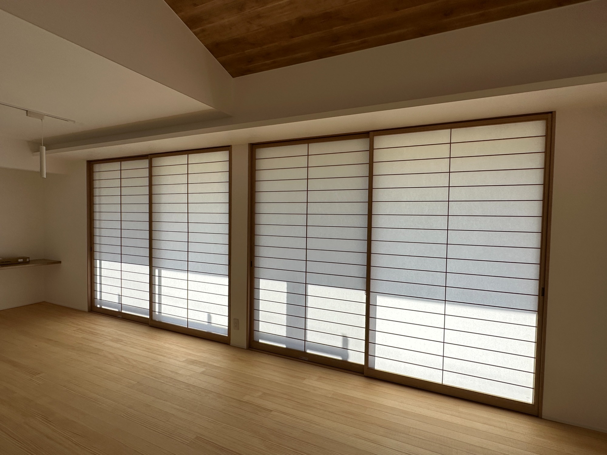 白と木のぬくもりがあたたかな片流れ屋根のお家