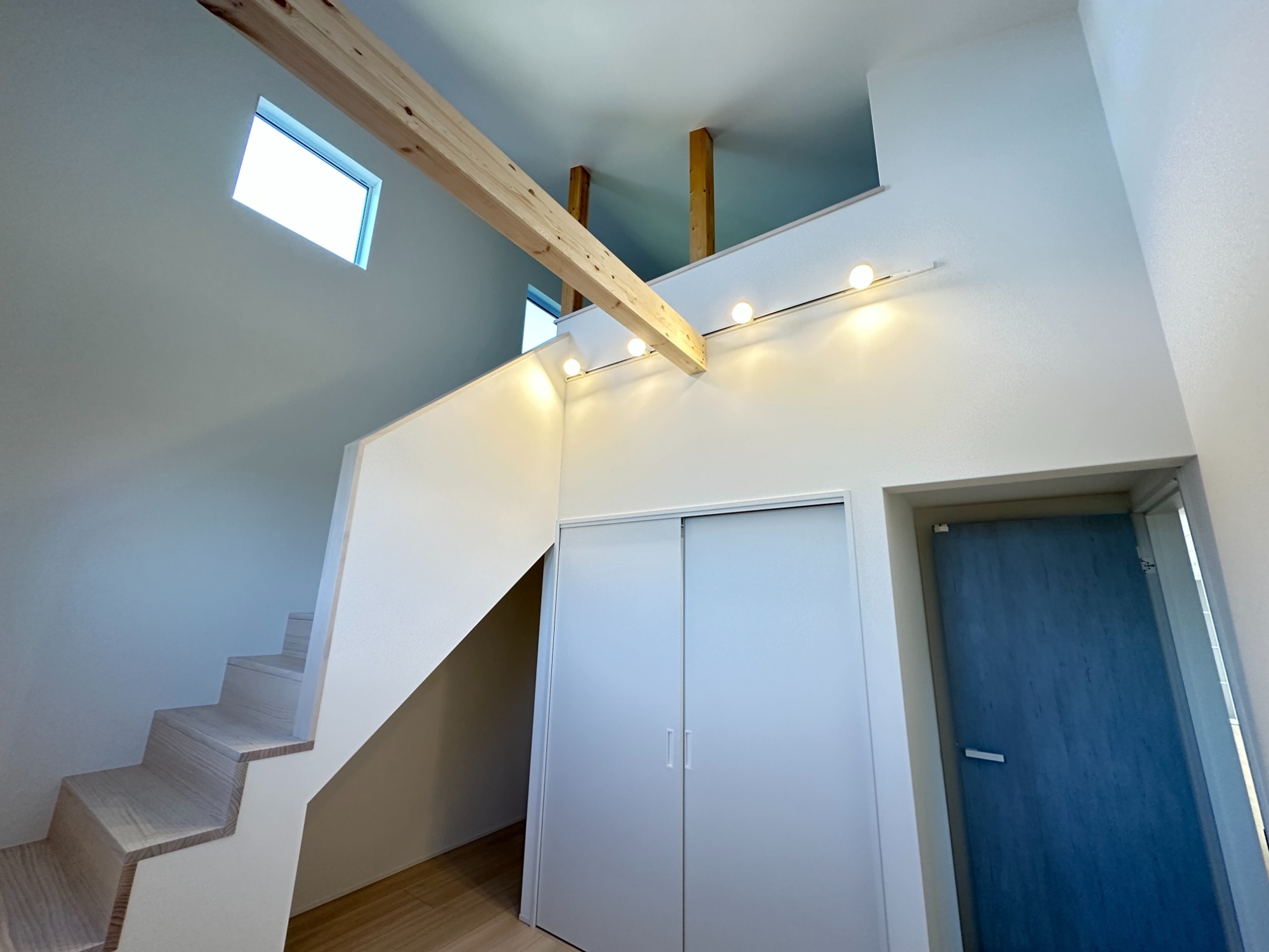 白と木のぬくもりがあたたかな片流れ屋根のお家