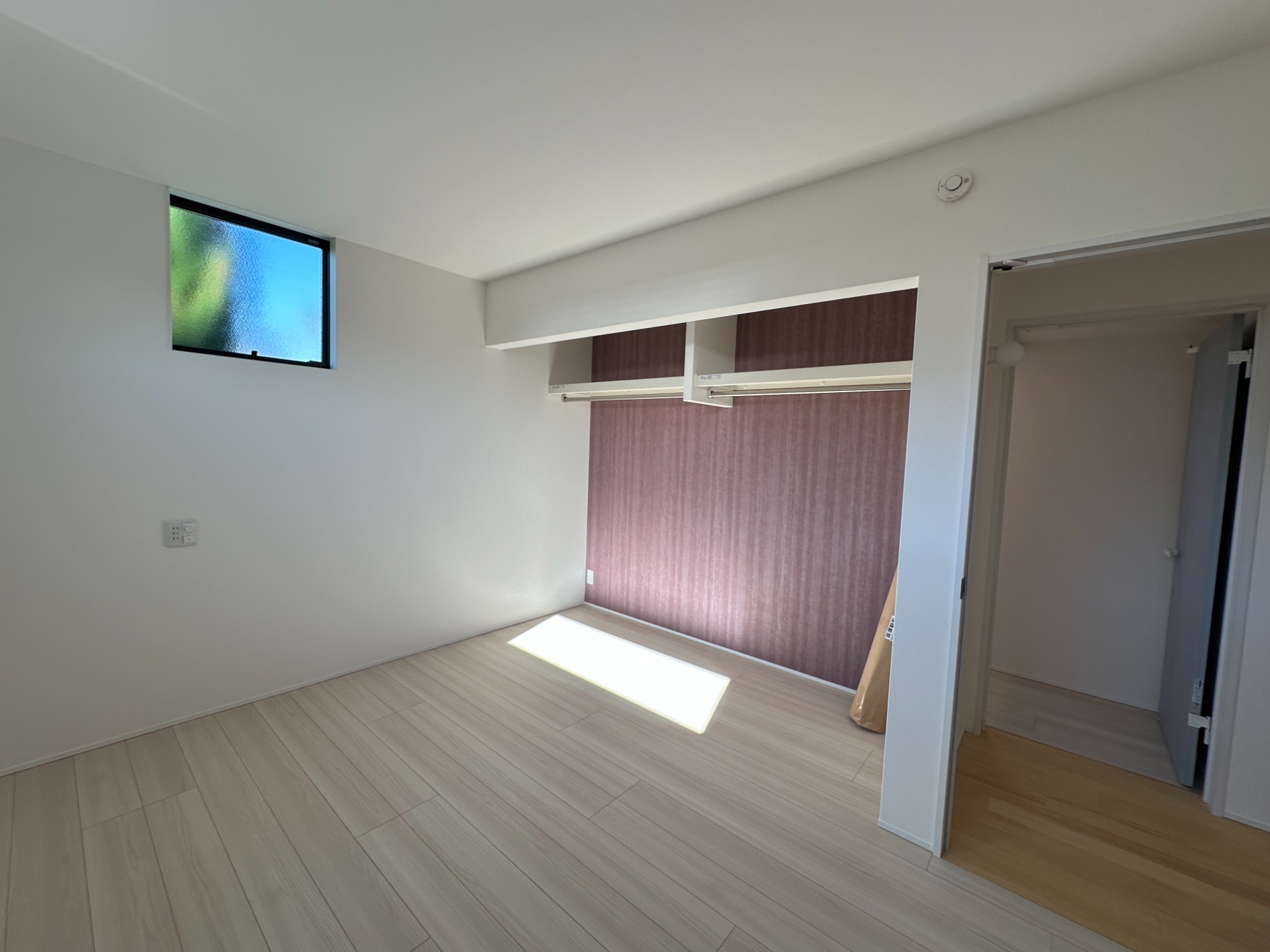 白と木のぬくもりがあたたかな片流れ屋根のお家