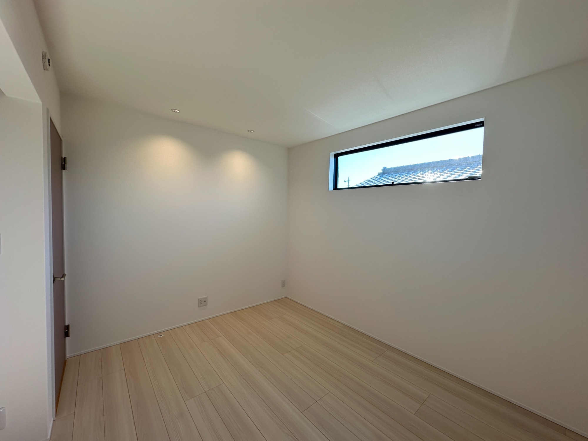 白と木のぬくもりがあたたかな片流れ屋根のお家