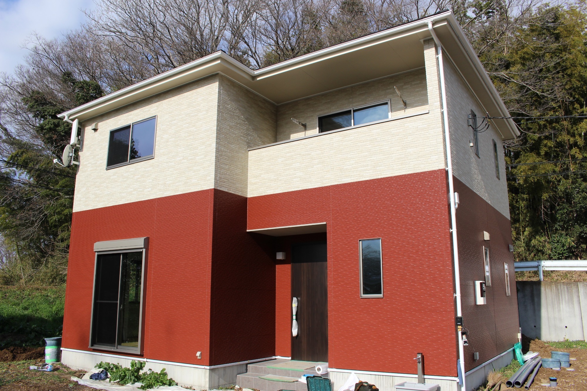 白と木のぬくもりがあたたかな片流れ屋根のお家