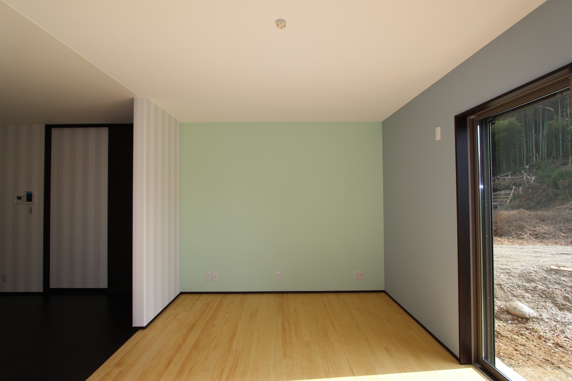 白と木のぬくもりがあたたかな片流れ屋根のお家