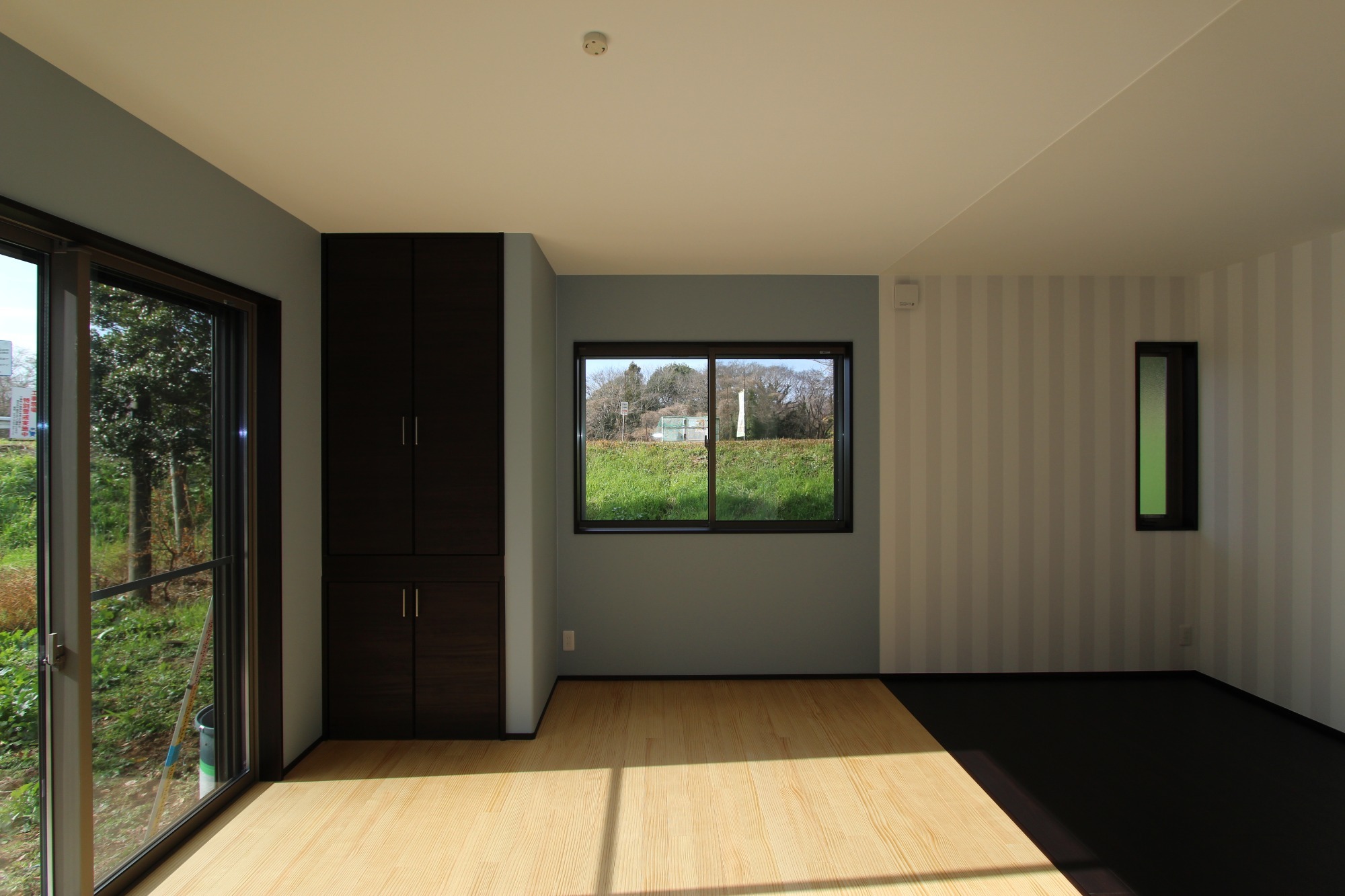 白と木のぬくもりがあたたかな片流れ屋根のお家