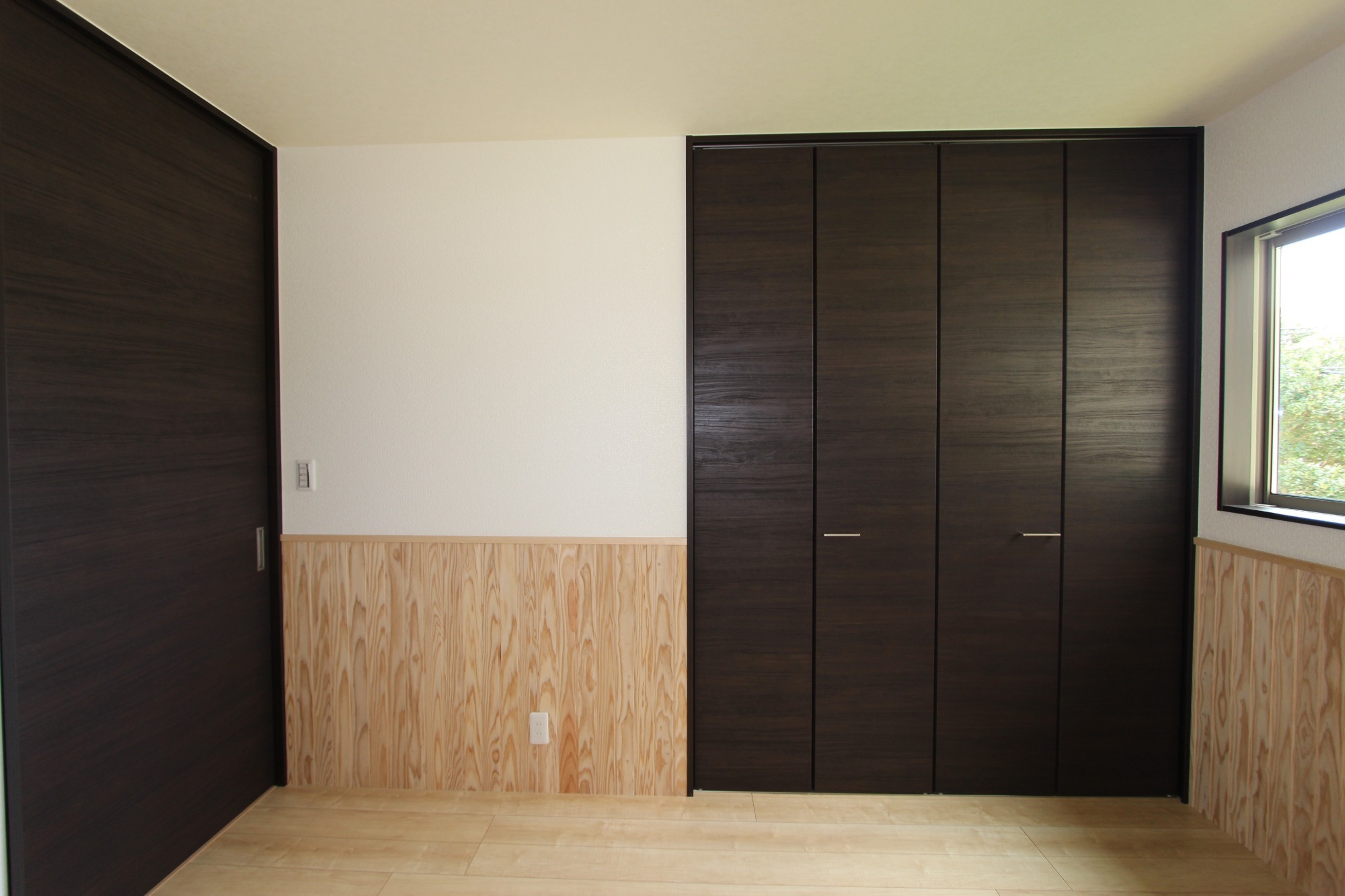 白と木のぬくもりがあたたかな片流れ屋根のお家