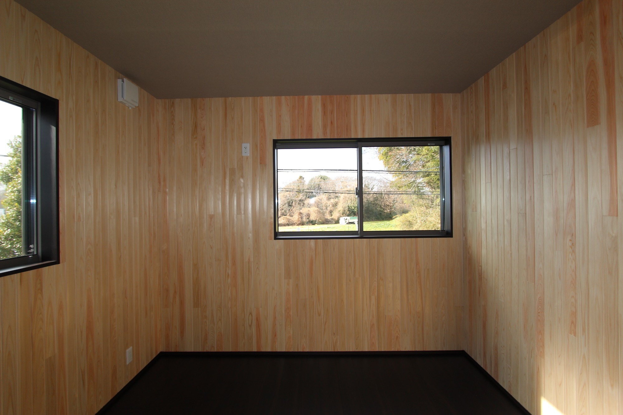 白と木のぬくもりがあたたかな片流れ屋根のお家