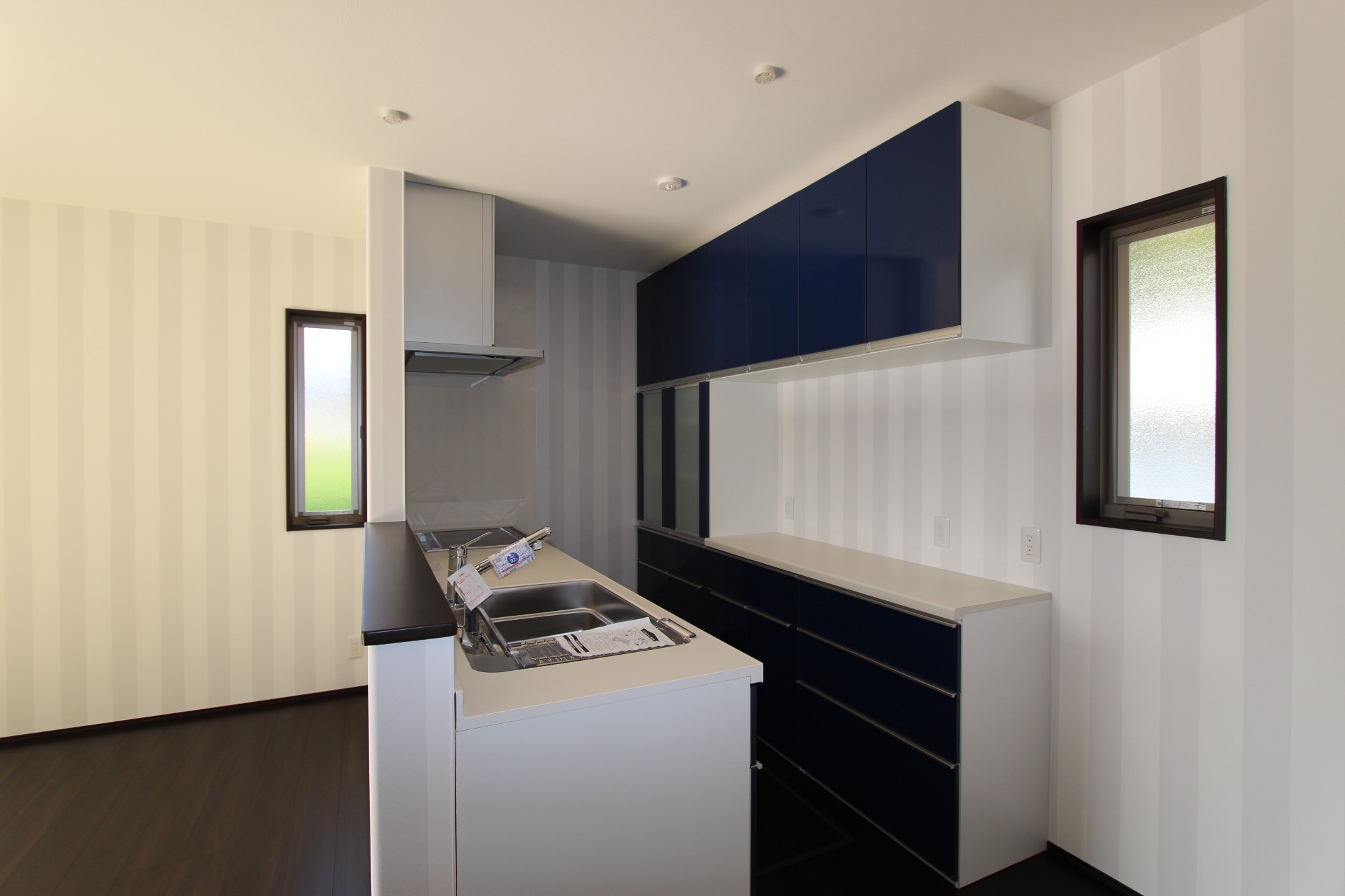 白と木のぬくもりがあたたかな片流れ屋根のお家