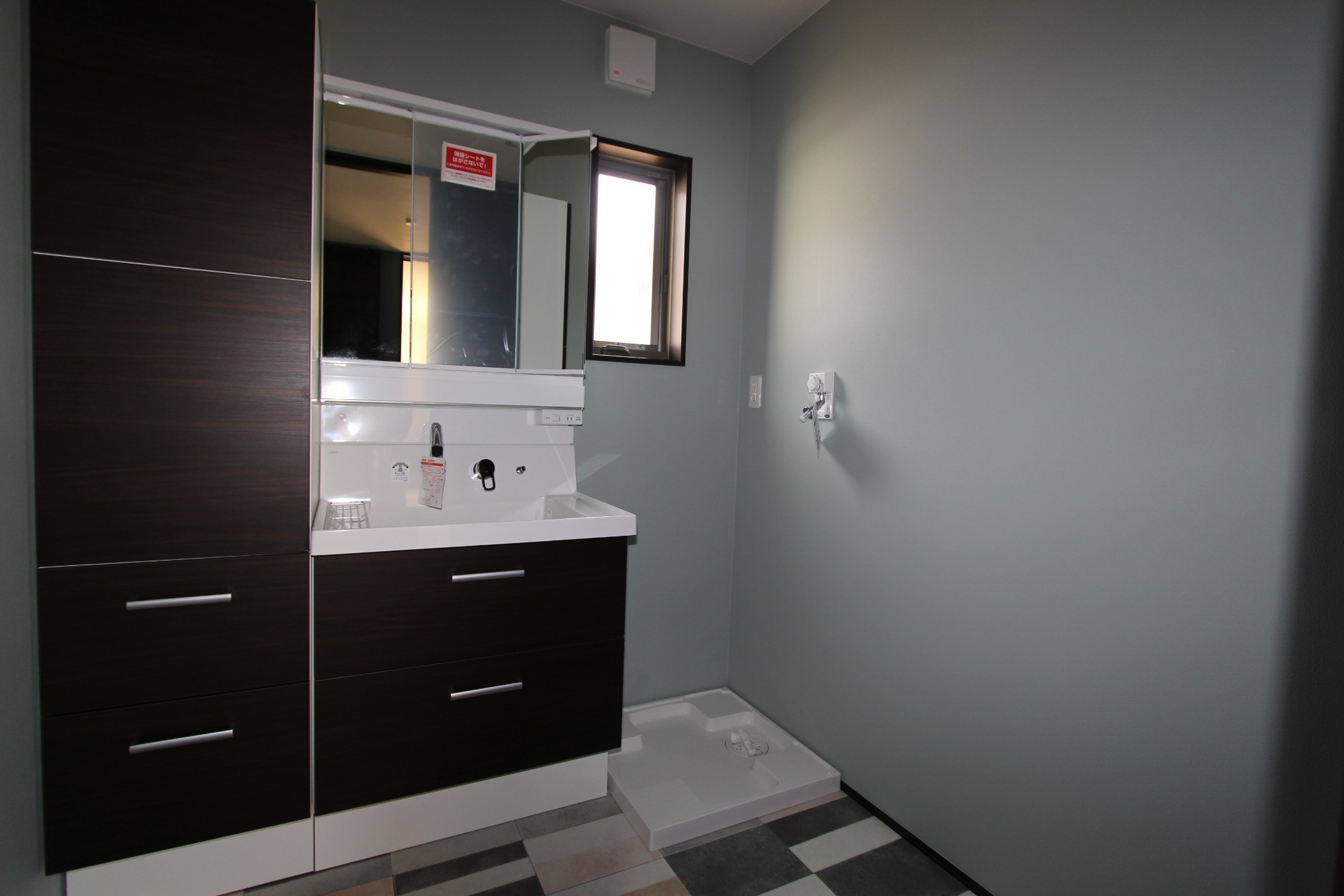 白と木のぬくもりがあたたかな片流れ屋根のお家