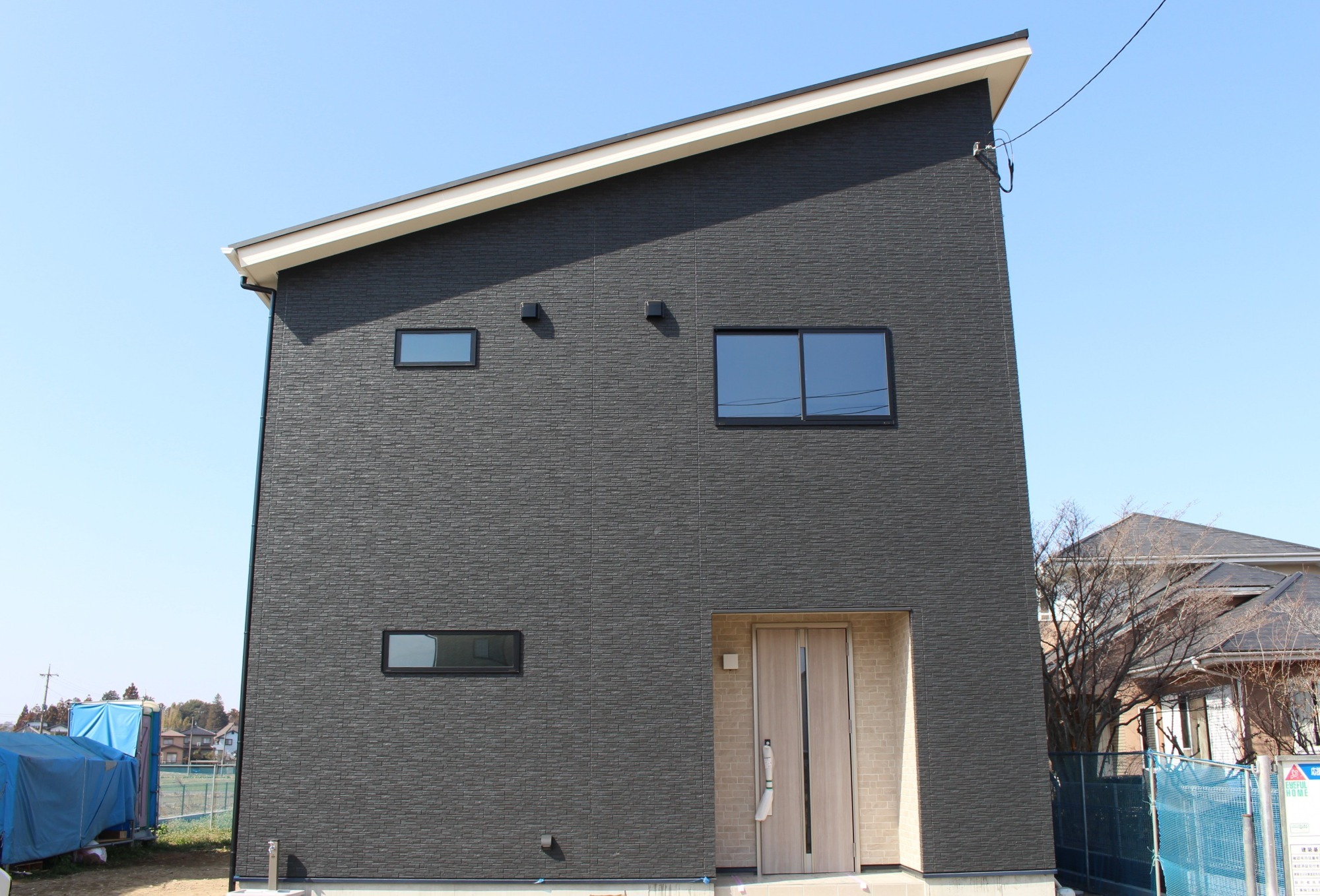 白と木のぬくもりがあたたかな片流れ屋根のお家