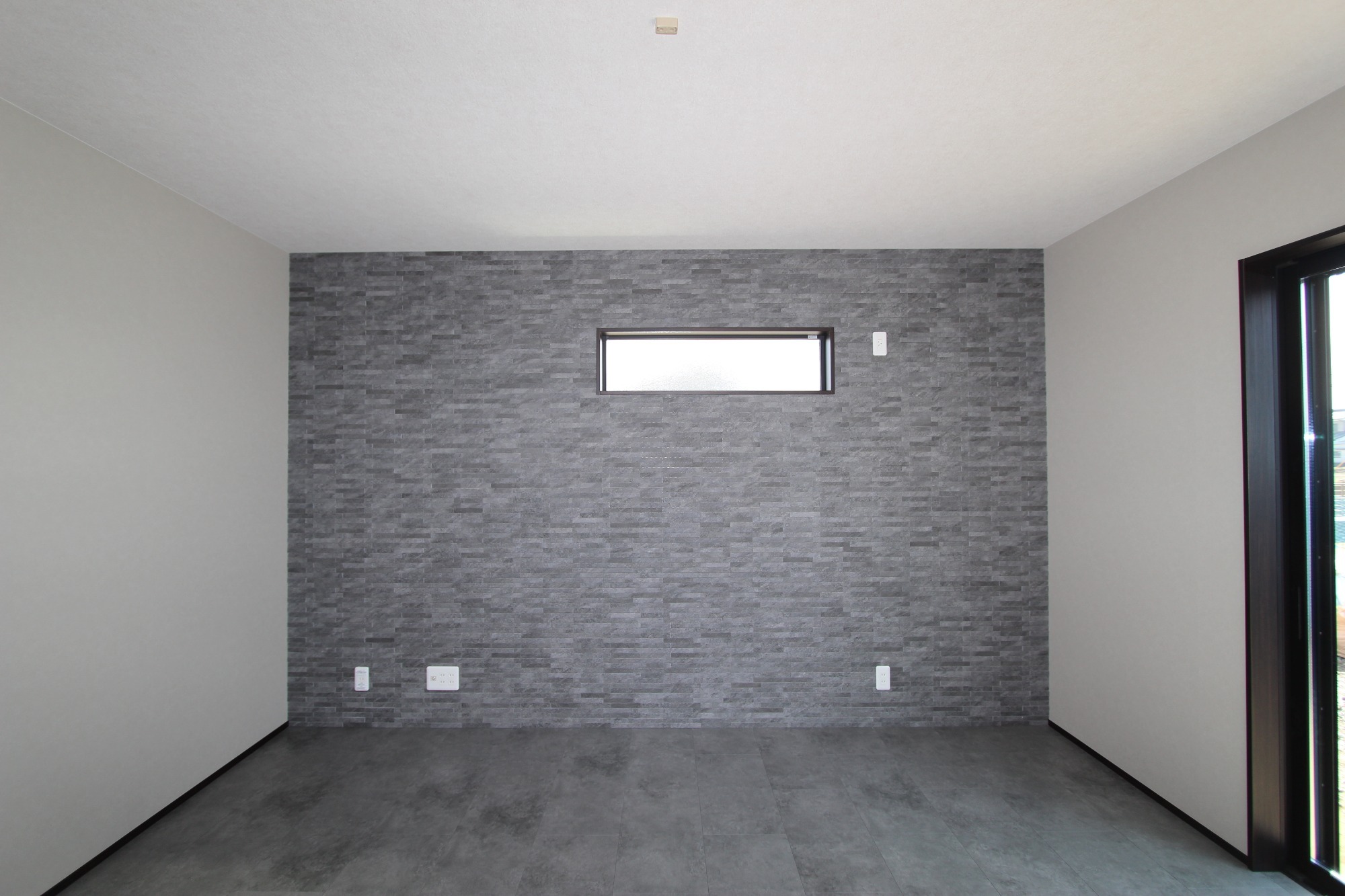 白と木のぬくもりがあたたかな片流れ屋根のお家