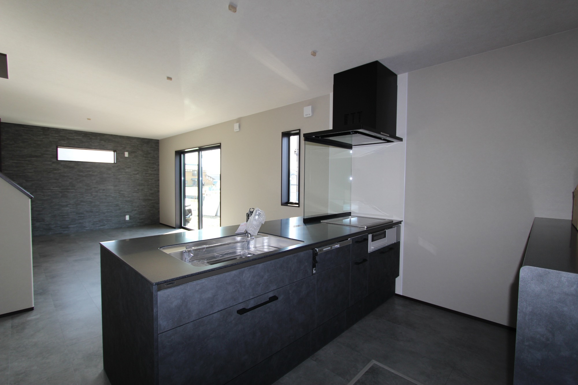 白と木のぬくもりがあたたかな片流れ屋根のお家