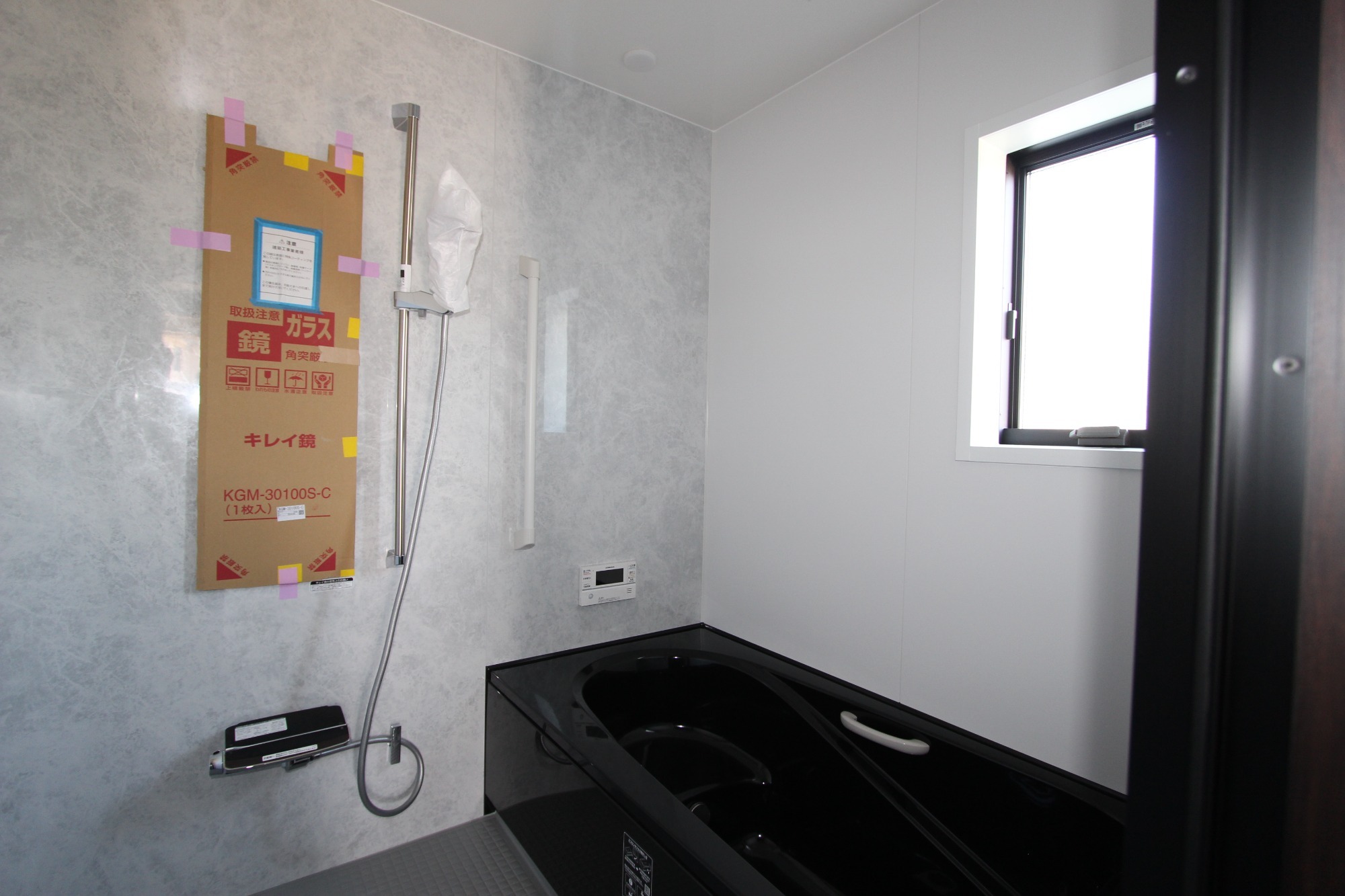 白と木のぬくもりがあたたかな片流れ屋根のお家