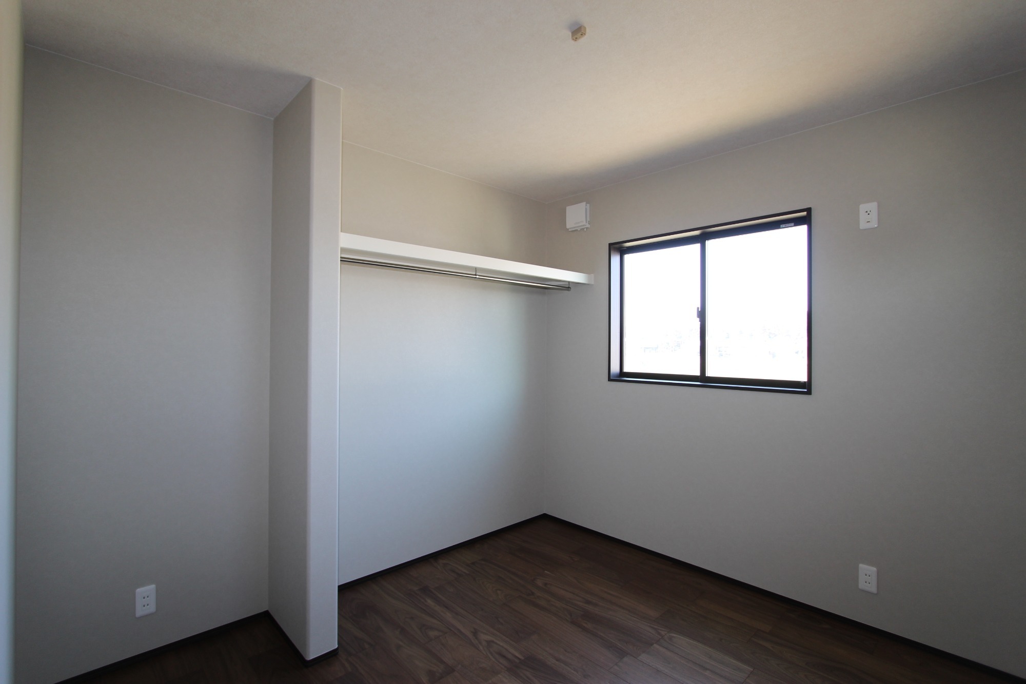 白と木のぬくもりがあたたかな片流れ屋根のお家