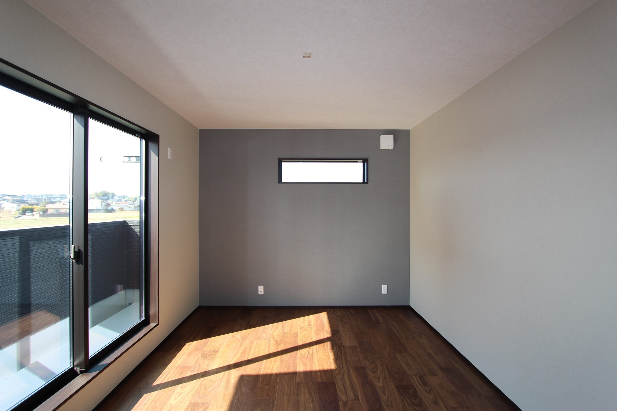 白と木のぬくもりがあたたかな片流れ屋根のお家