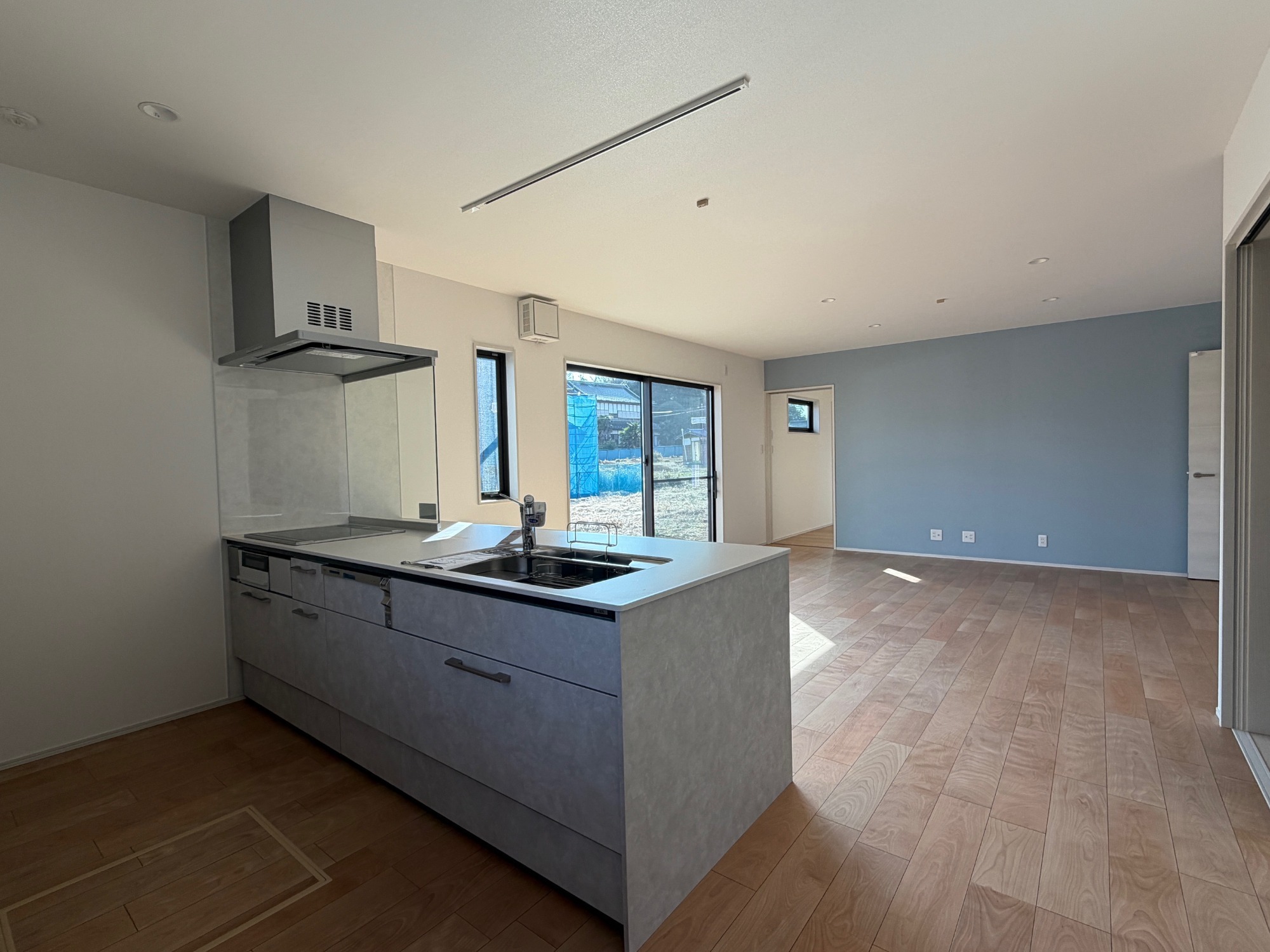 白と木のぬくもりがあたたかな片流れ屋根のお家