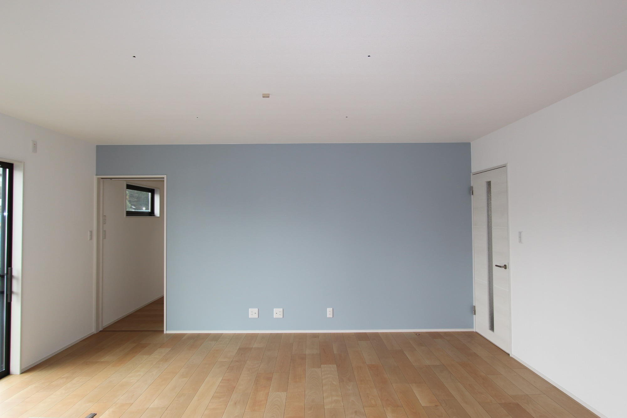 白と木のぬくもりがあたたかな片流れ屋根のお家