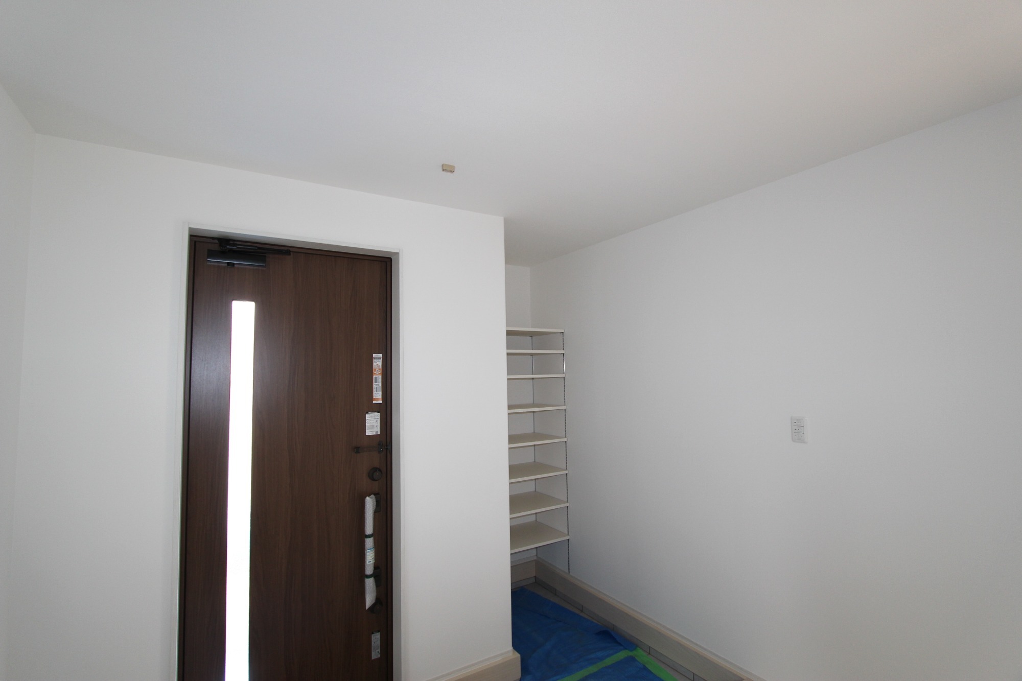 白と木のぬくもりがあたたかな片流れ屋根のお家