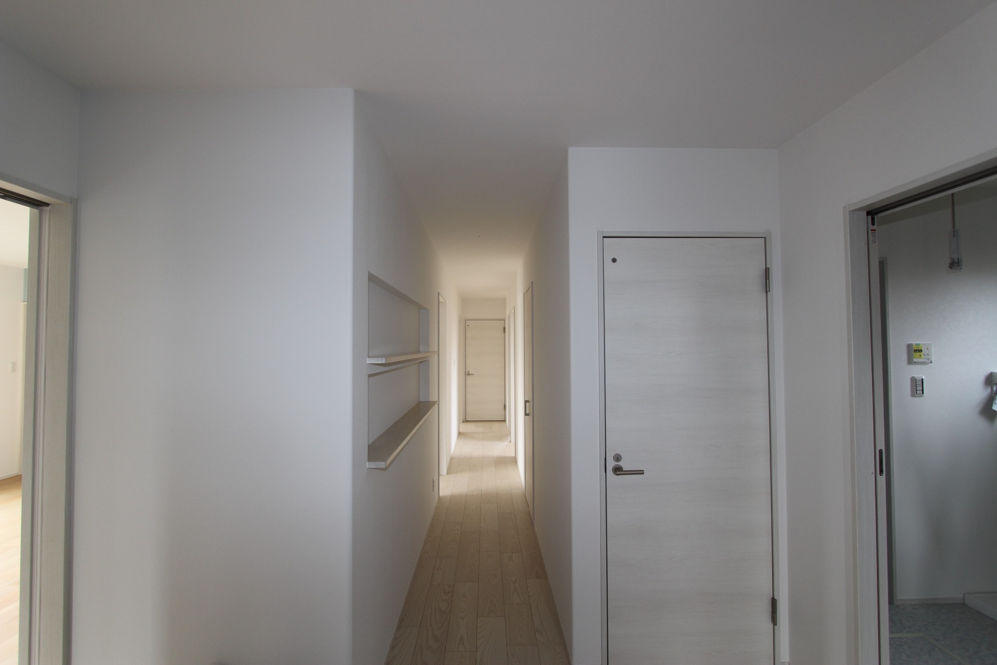 白と木のぬくもりがあたたかな片流れ屋根のお家