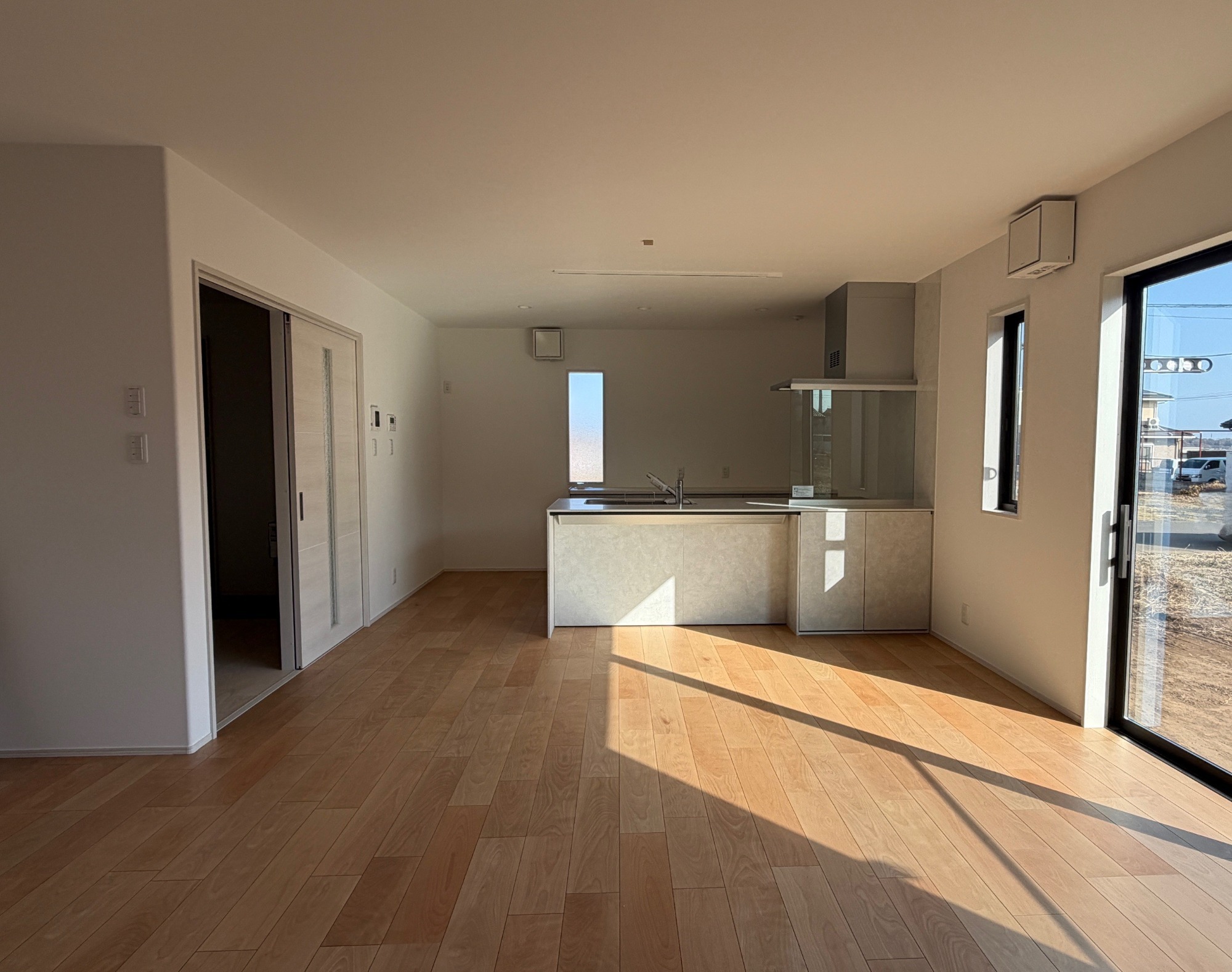 白と木のぬくもりがあたたかな片流れ屋根のお家